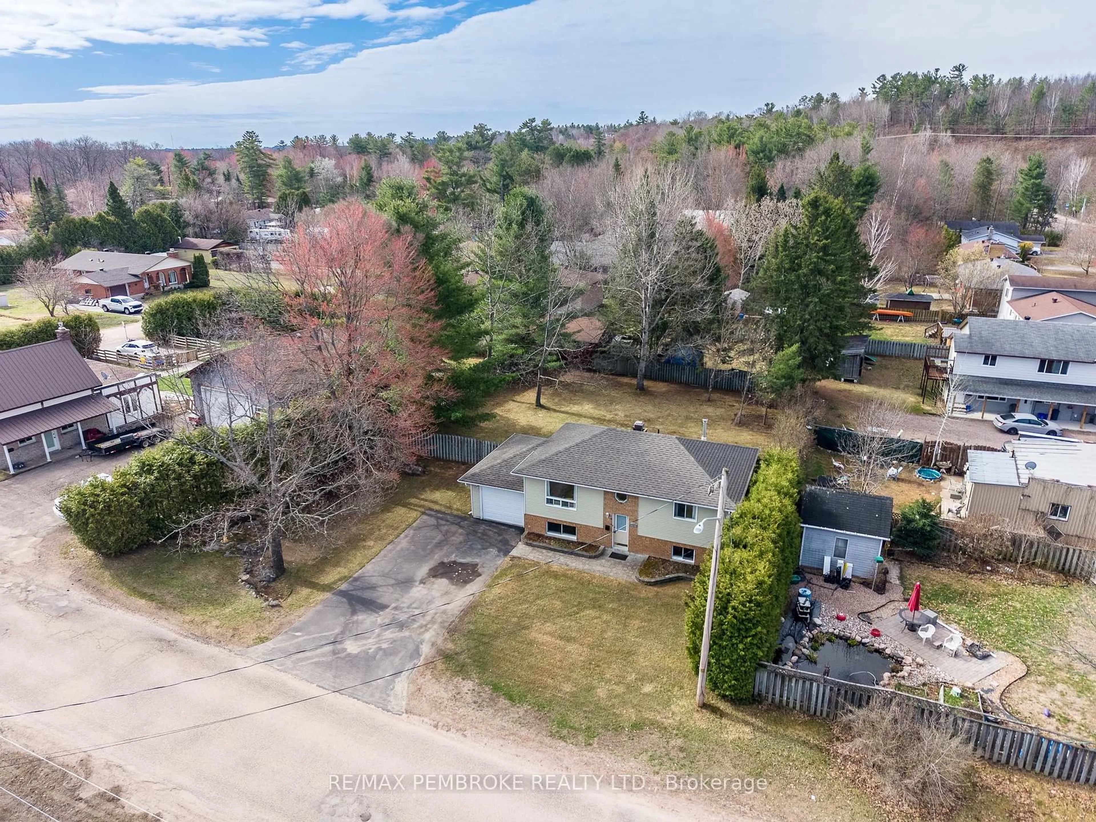 A pic from outside/outdoor area/front of a property/back of a property/a pic from drone, unknown for 5 Edward St, Petawawa Ontario K8H 2P2