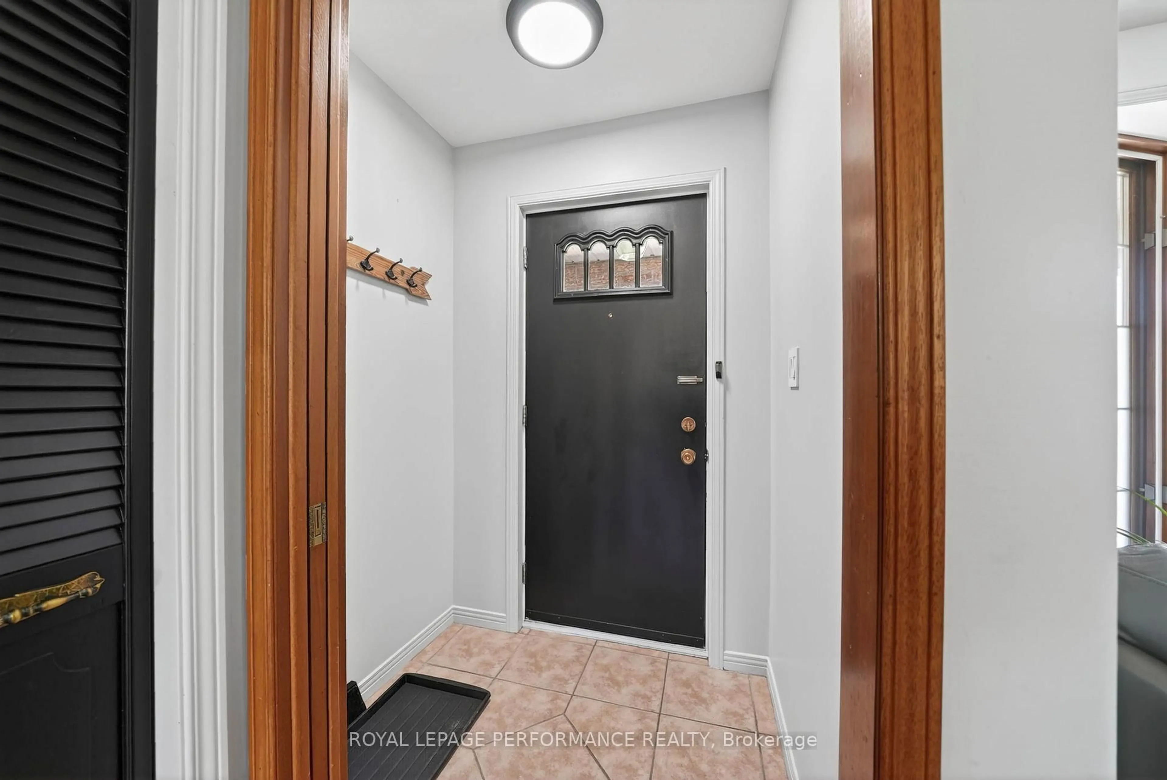 Indoor entryway for 1793 Dewhurst Ave, Cornwall Ontario K6J 3N1