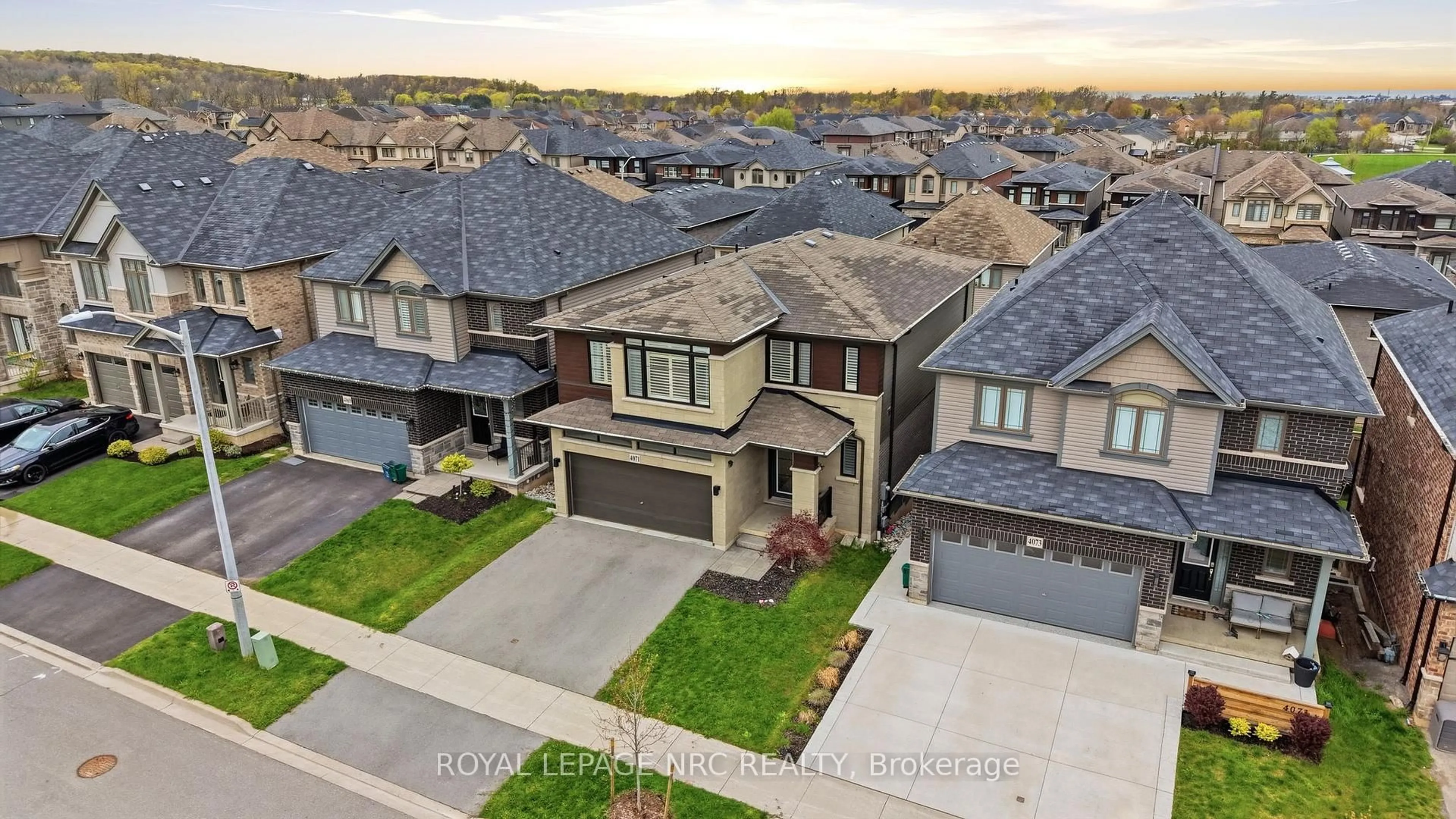 A pic from outside/outdoor area/front of a property/back of a property/a pic from drone, street for 4071 Thomas St, Lincoln Ontario L3J 0S5