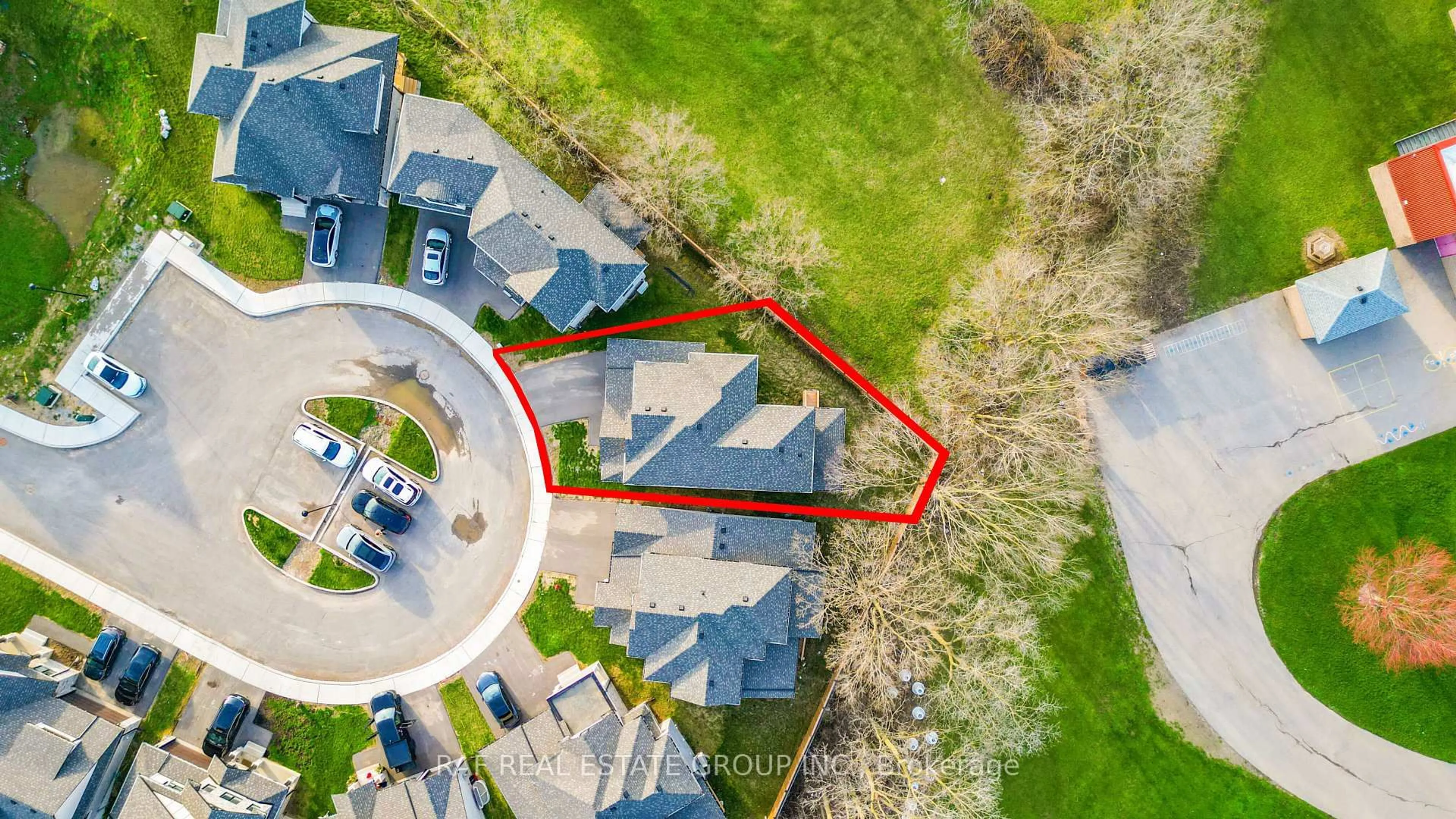 A pic from outside/outdoor area/front of a property/back of a property/a pic from drone, unknown for 242 Mount Pleasant St #12, Brantford Ontario N3T 1V1