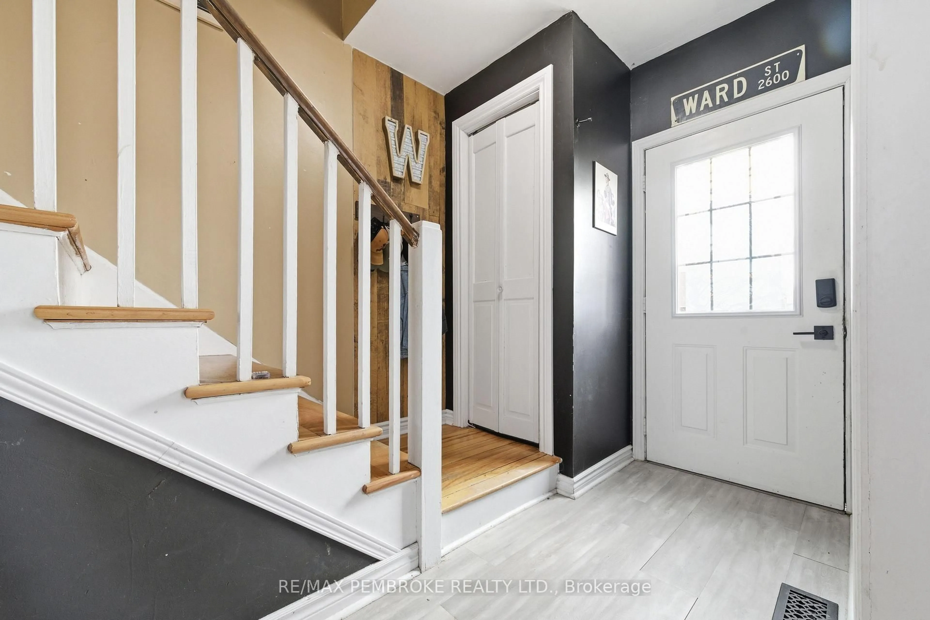 Indoor entryway for 67 Alder Cres, Deep River Ontario K0J 1P0