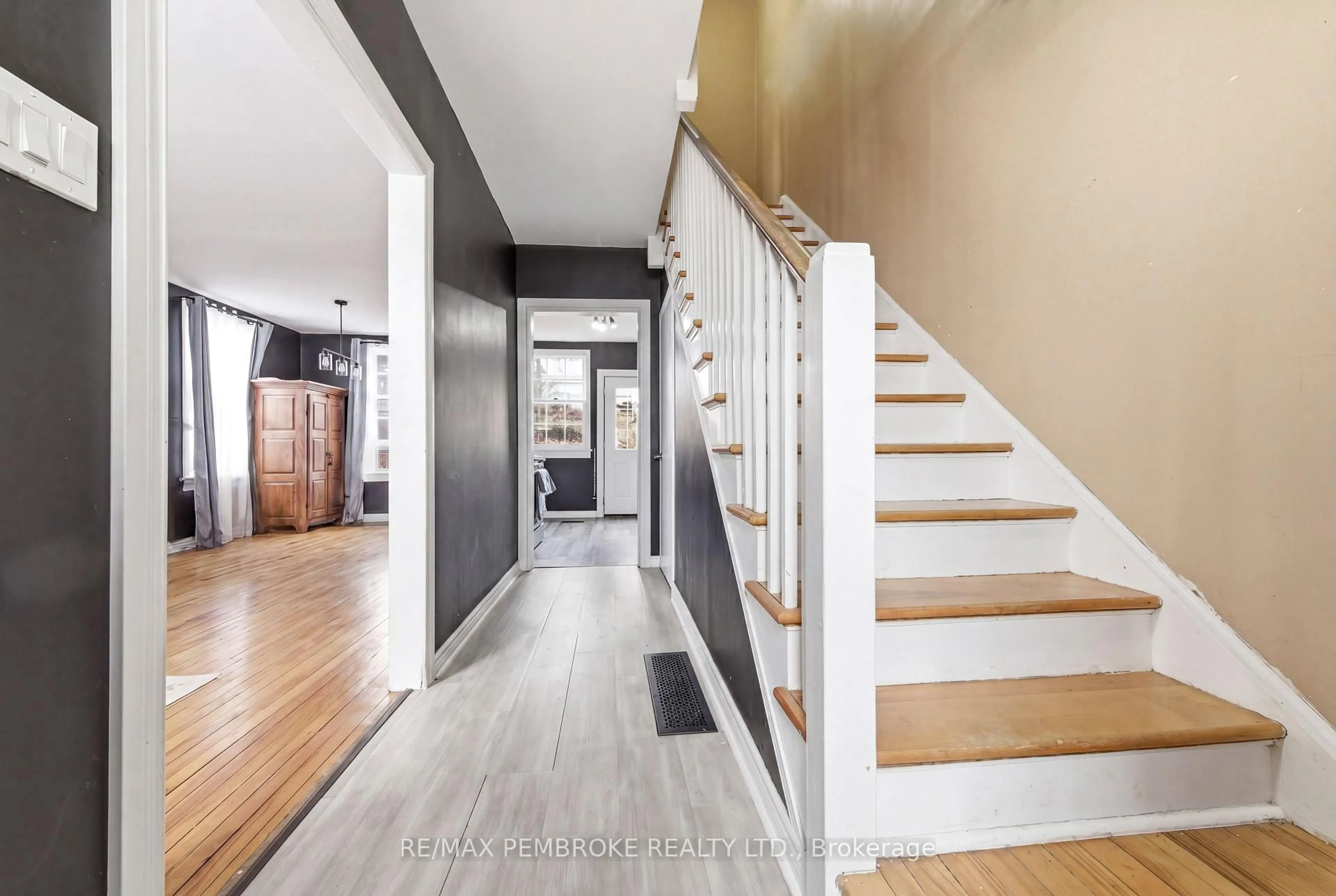 Indoor entryway for 67 Alder Cres, Deep River Ontario K0J 1P0