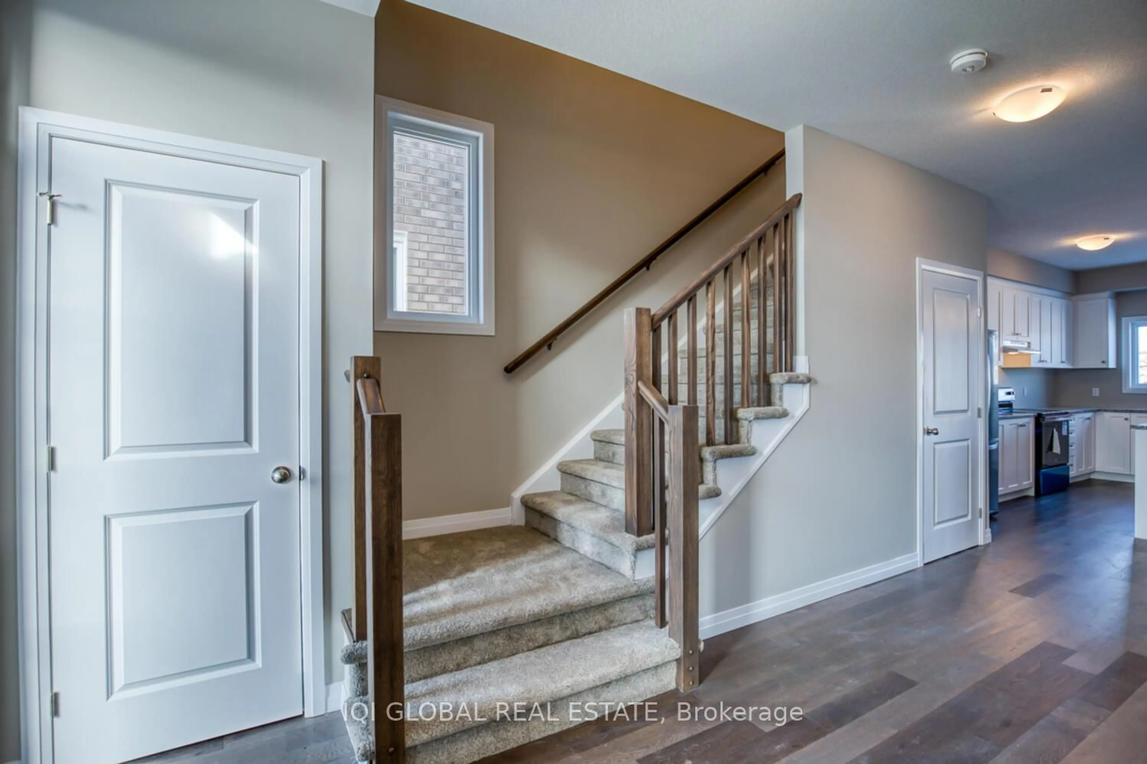 Indoor entryway for 106 O.J. Gaffney Dr, Stratford Ontario N5A 0K9