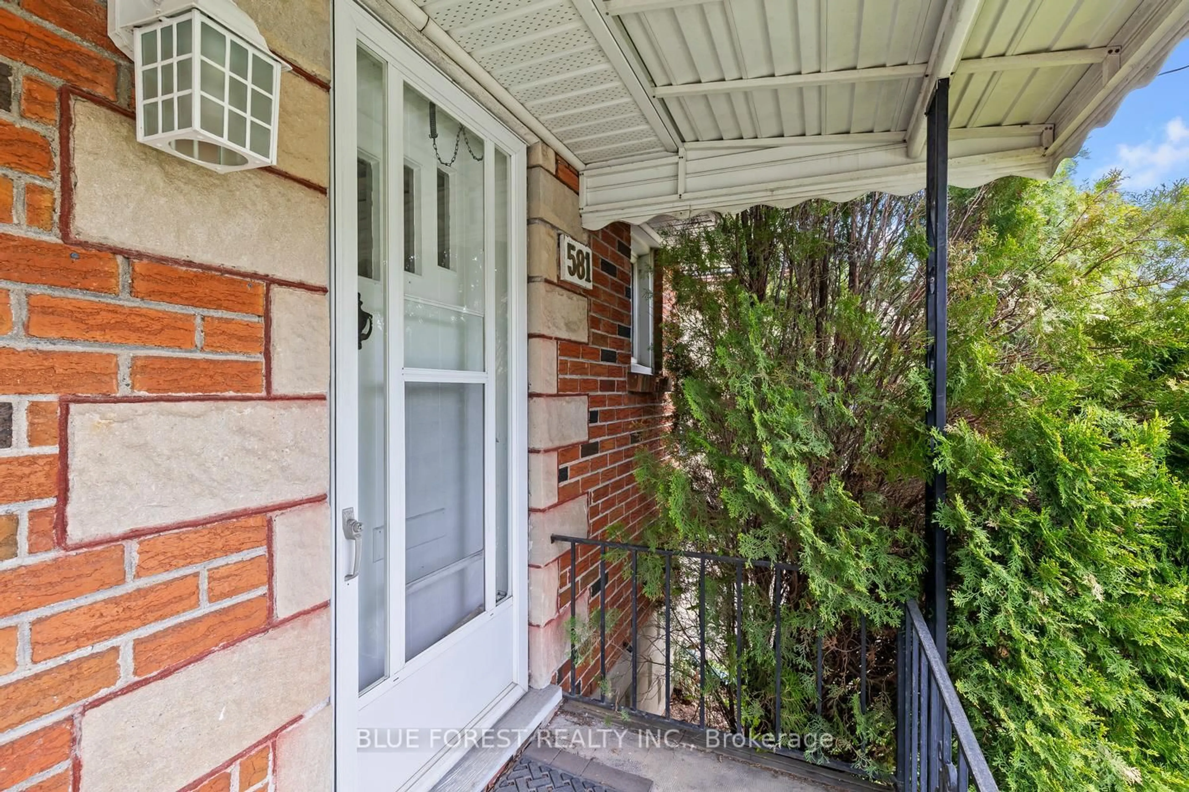 Indoor entryway for 581 Hale St, London East Ontario N5W 1H7
