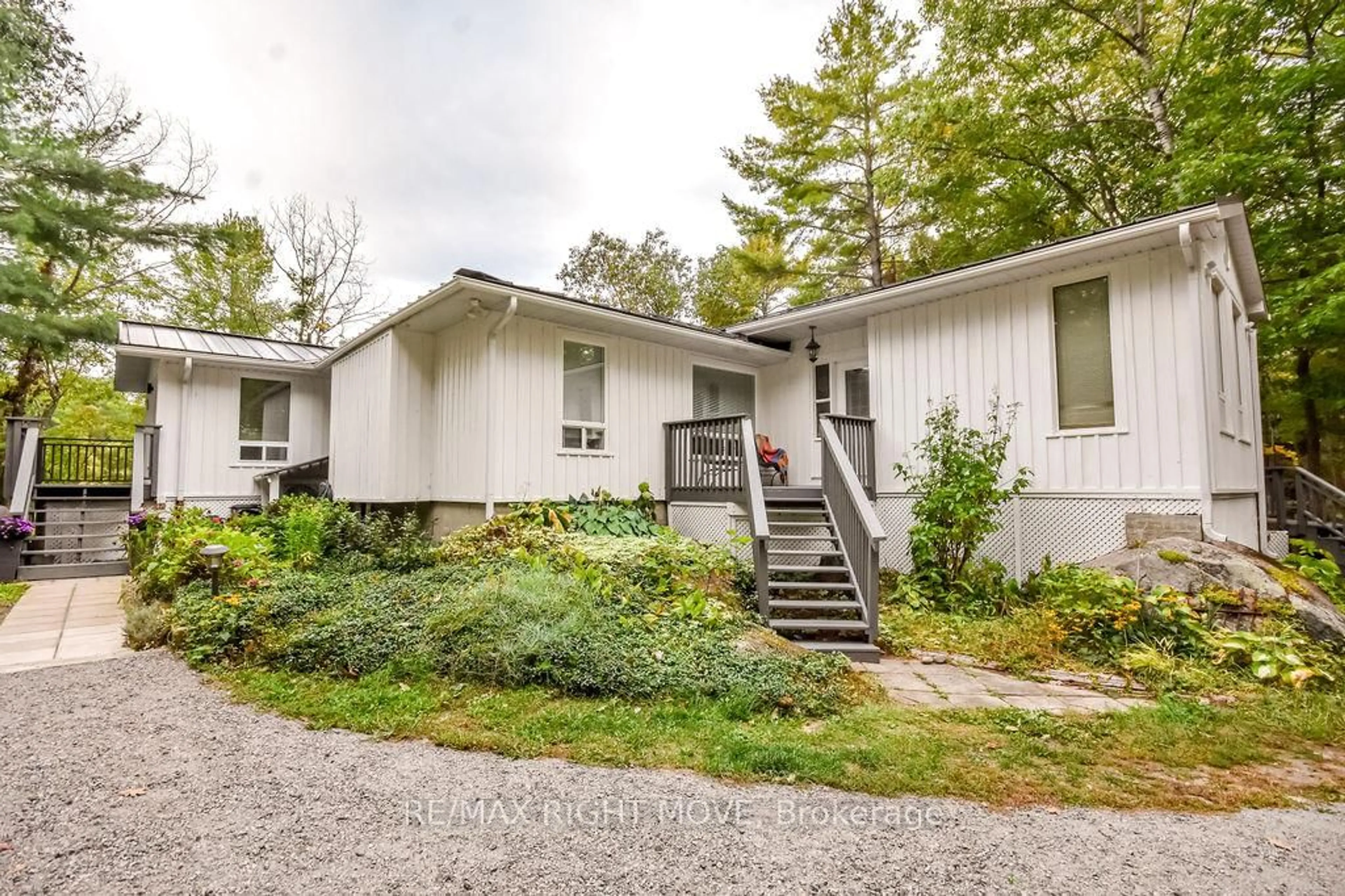 Home with vinyl exterior material, street for 6 Pinetree Rd, Gravenhurst Ontario P1P 1R2