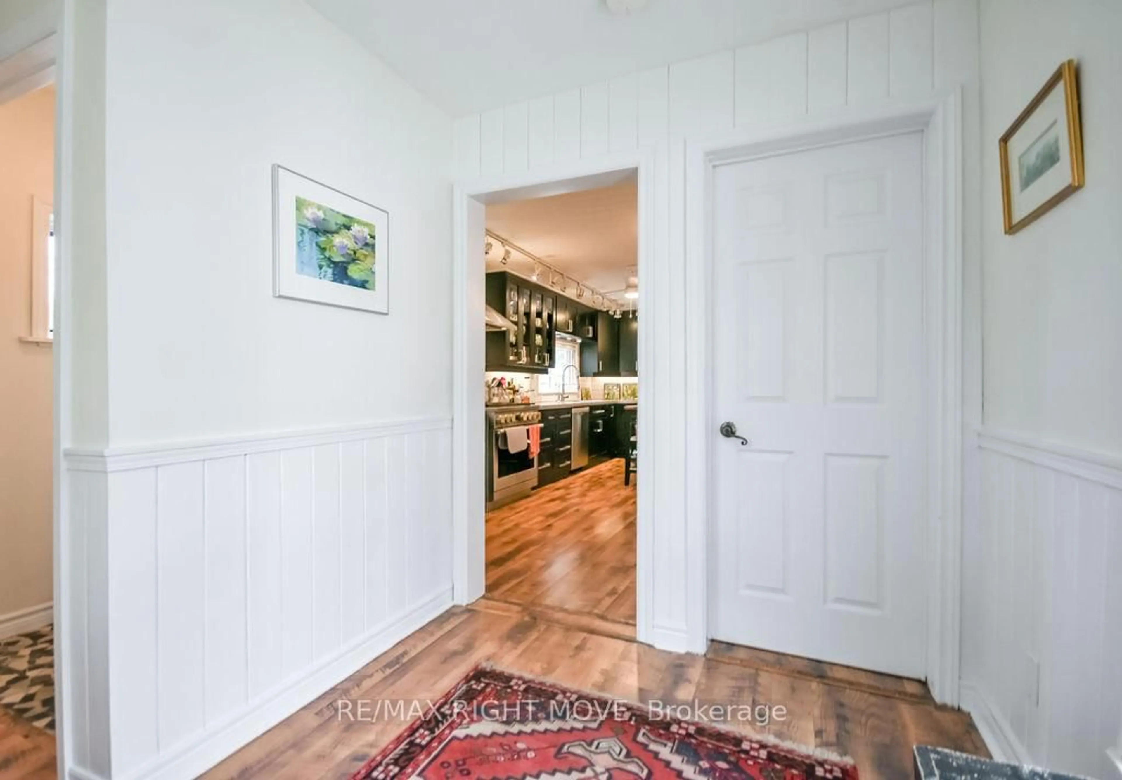 Indoor entryway for 6 Pinetree Rd, Gravenhurst Ontario P1P 1R2