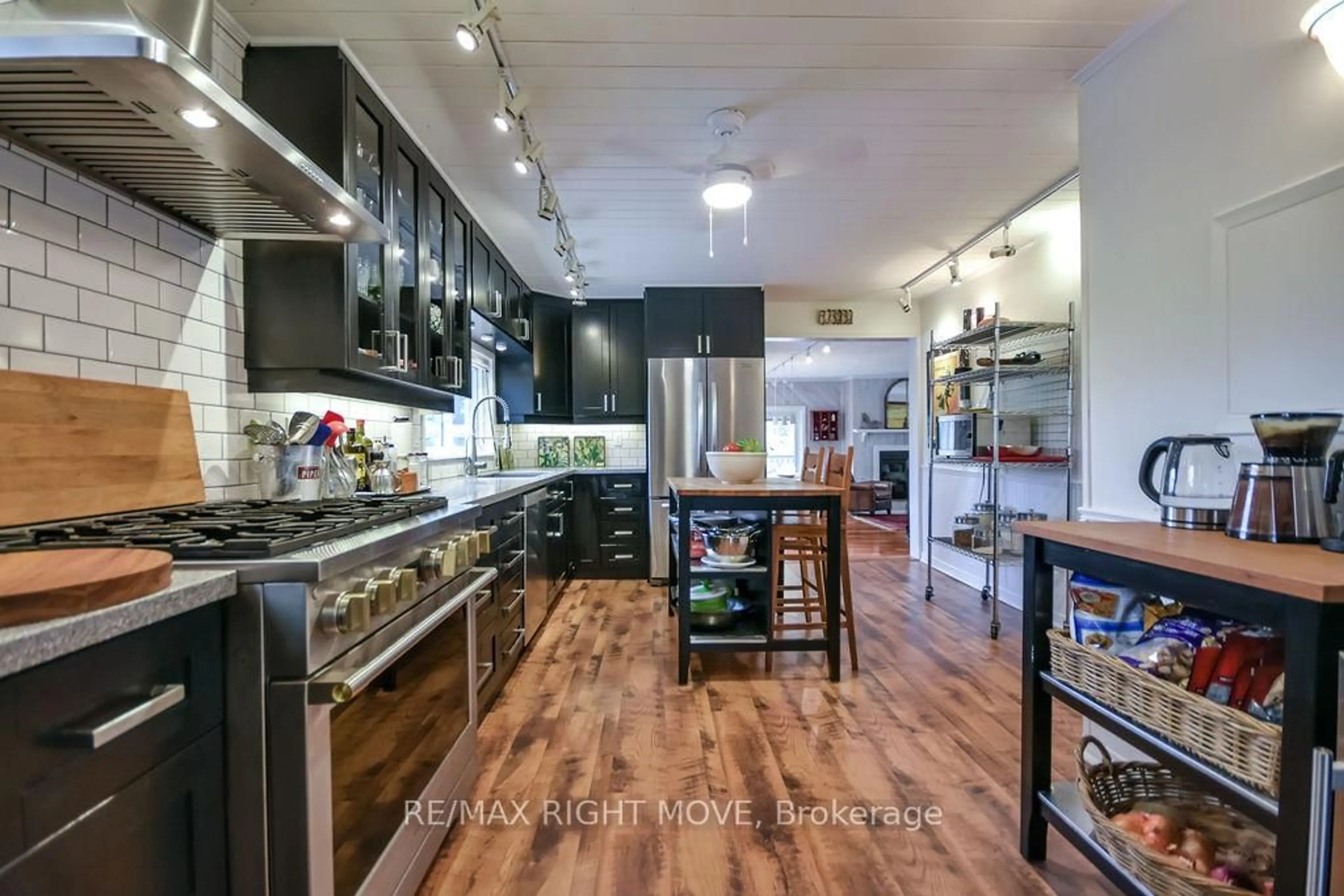 Open concept kitchen, unknown for 6 Pinetree Rd, Gravenhurst Ontario P1P 1R2