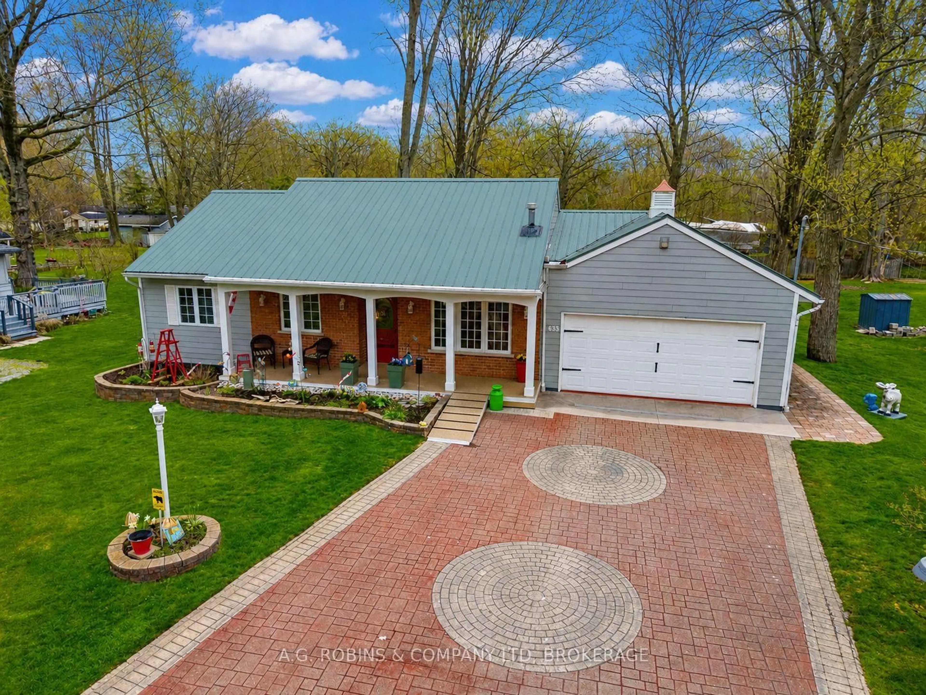 A pic from outside/outdoor area/front of a property/back of a property/a pic from drone, street for 633 Wyldewood Rd, Port Colborne Ontario L0S 1R0