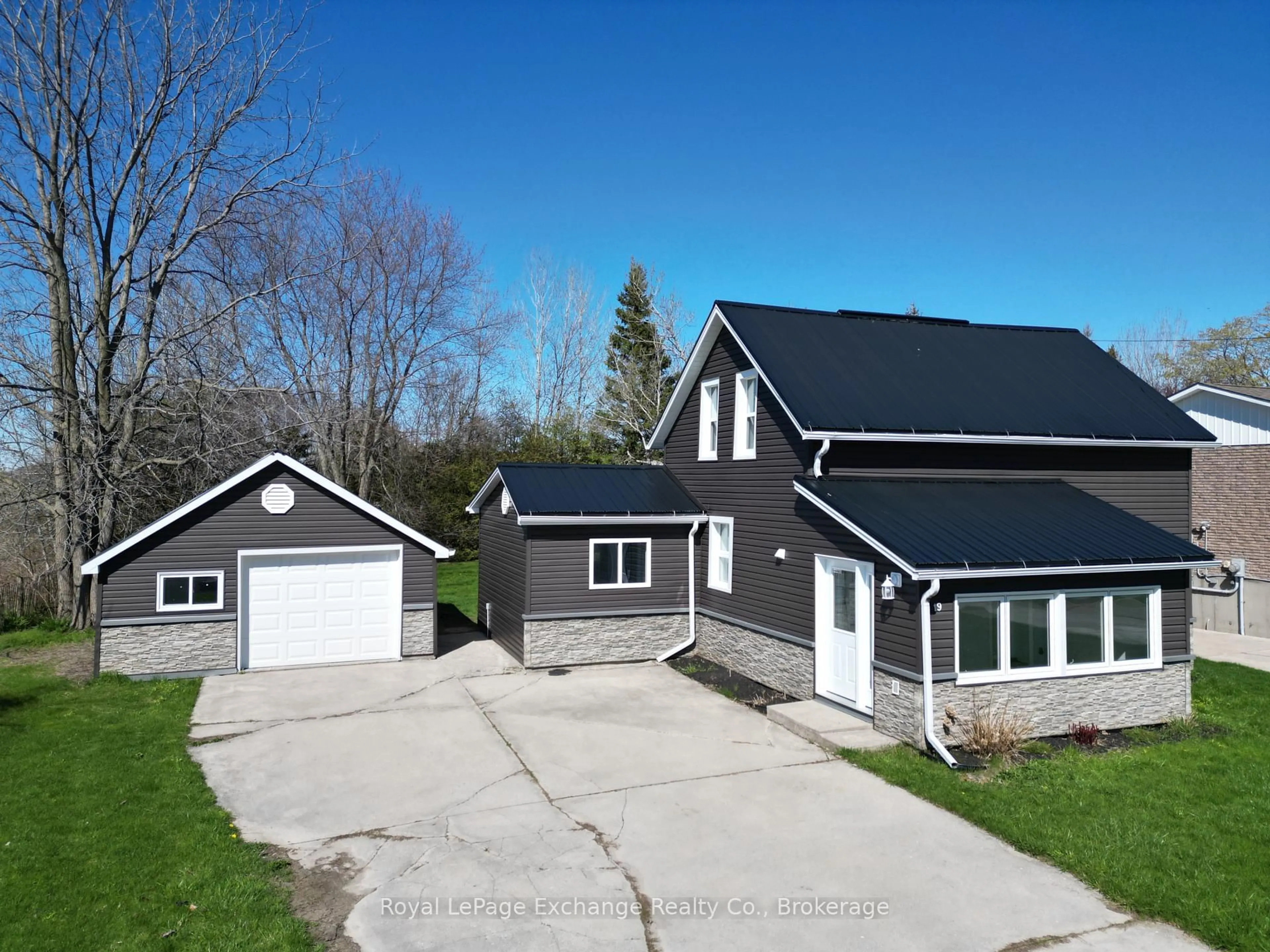 A pic from outside/outdoor area/front of a property/back of a property/a pic from drone, street for 19 Main St, Kincardine Ontario N0G 2T0