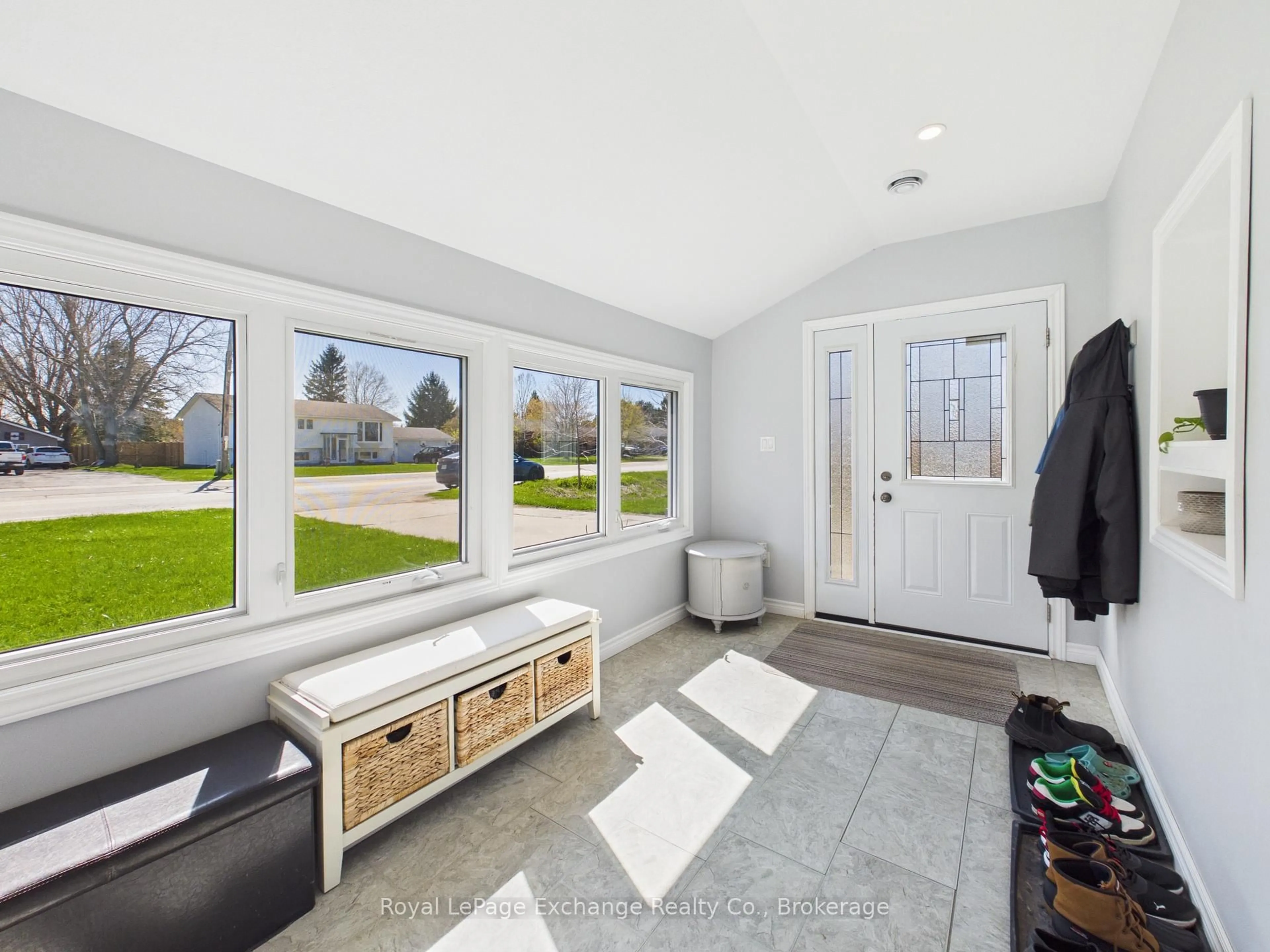 Indoor entryway for 19 Main St, Kincardine Ontario N0G 2T0