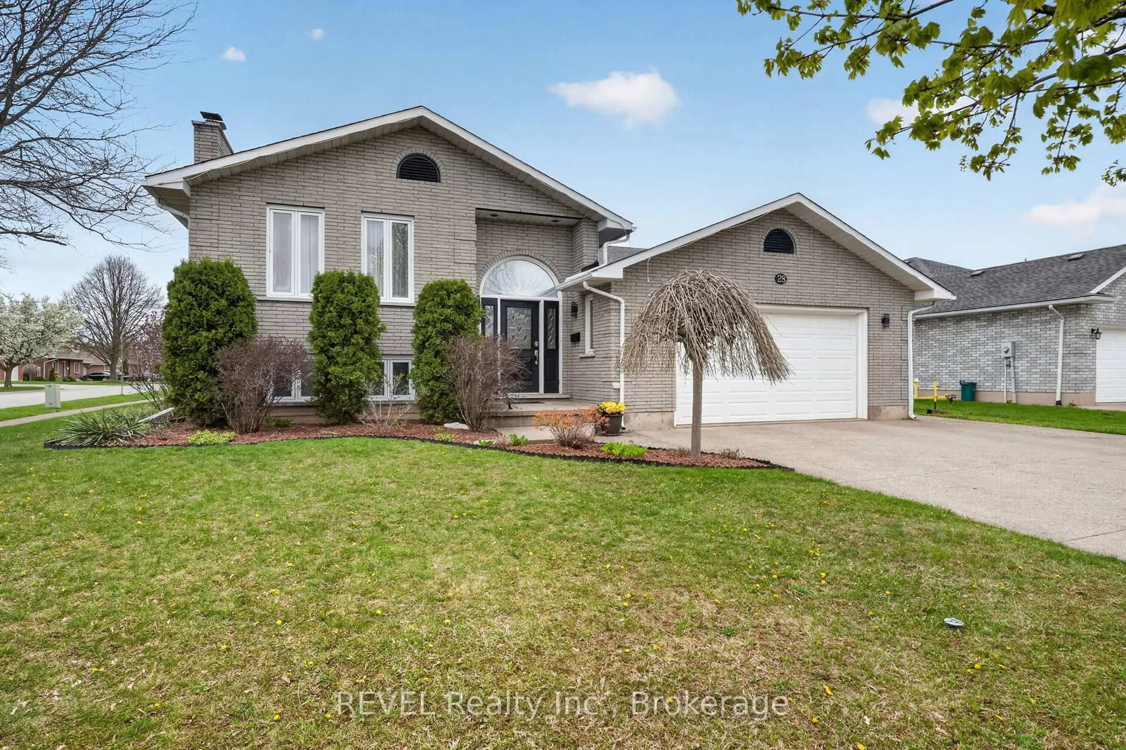 Home with vinyl exterior material, street for 28 Vanjo Dr, Welland Ontario L3C 7B6