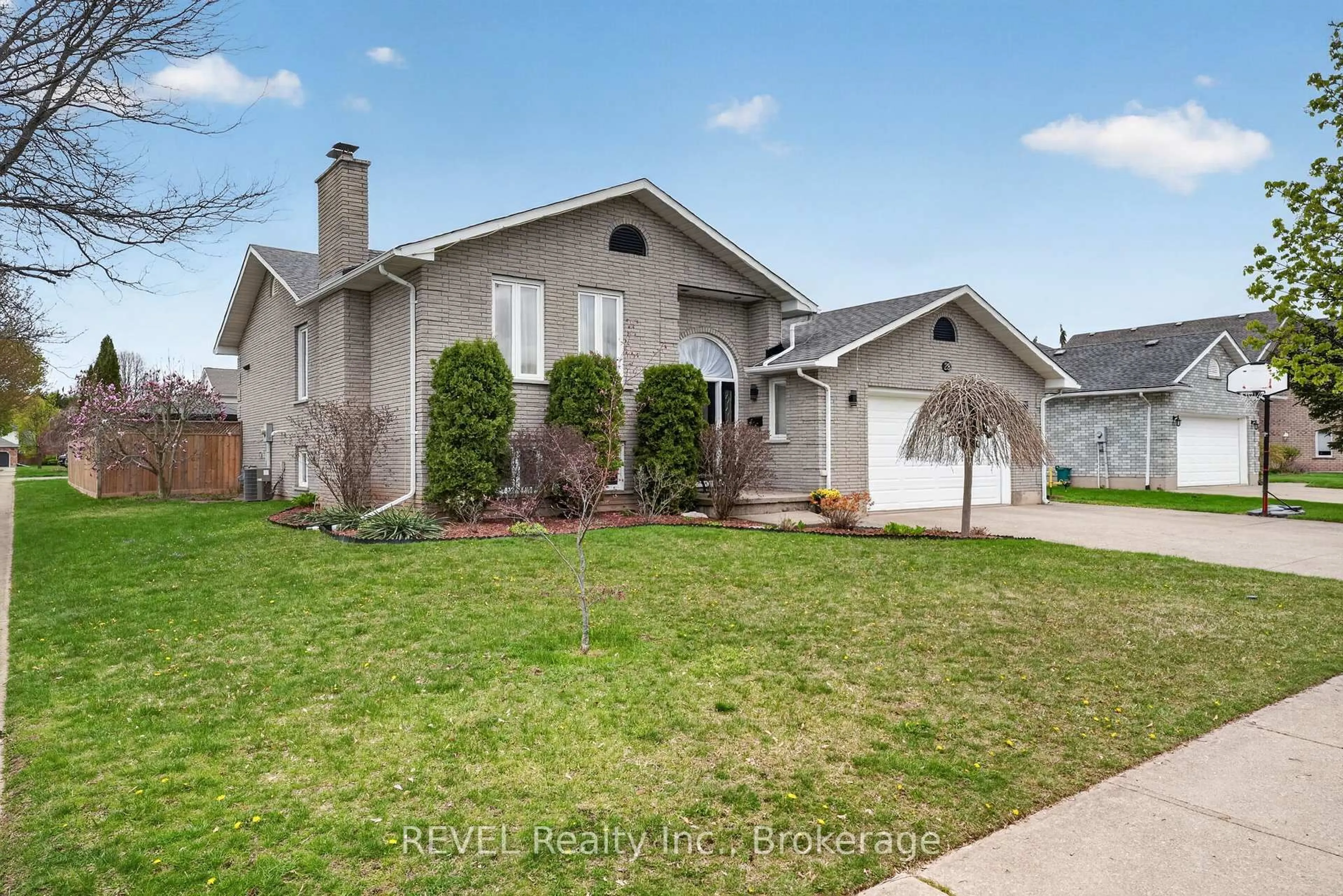 Home with vinyl exterior material, street for 28 Vanjo Dr, Welland Ontario L3C 7B6