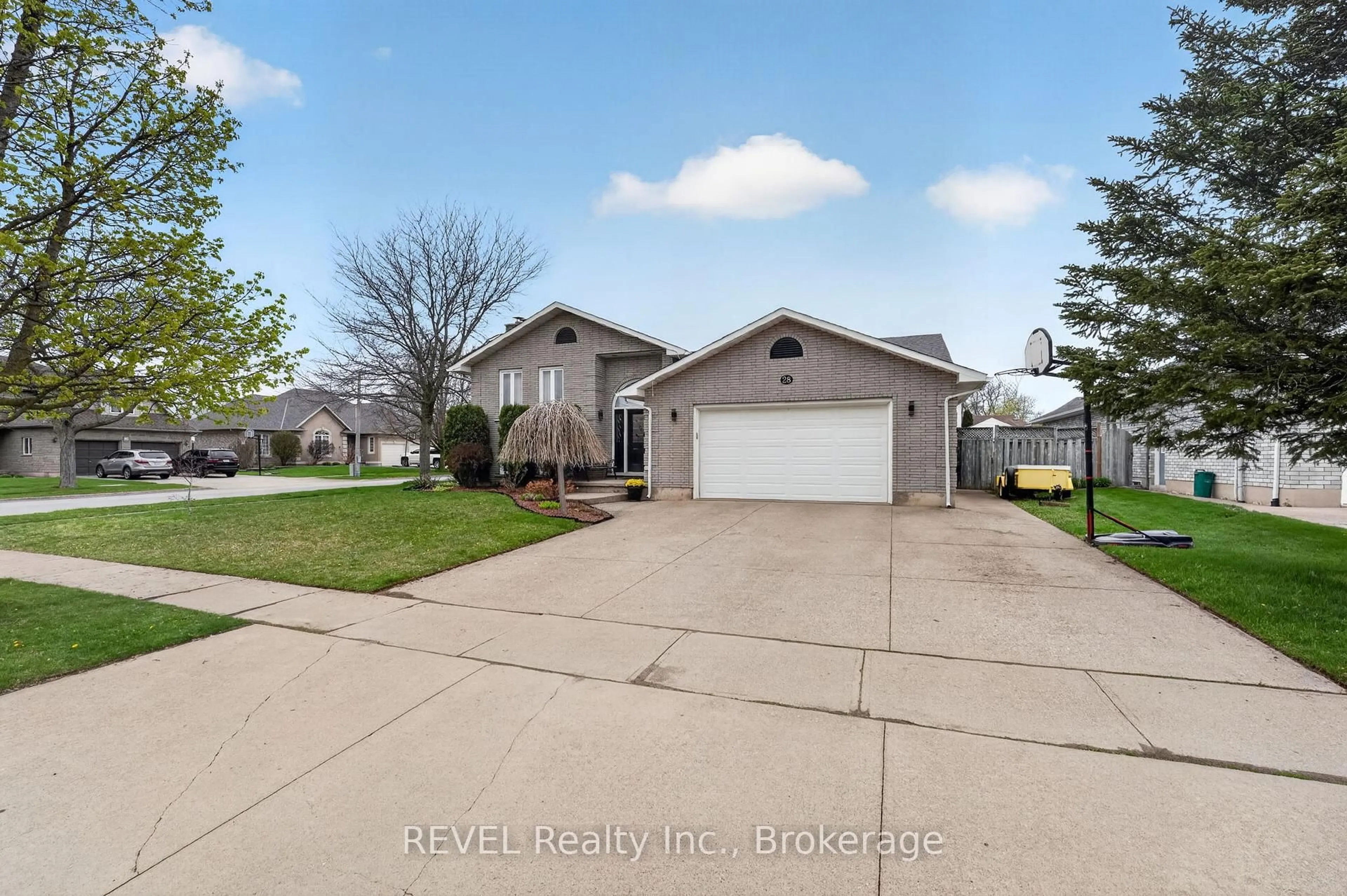 A pic from outside/outdoor area/front of a property/back of a property/a pic from drone, street for 28 Vanjo Dr, Welland Ontario L3C 7B6