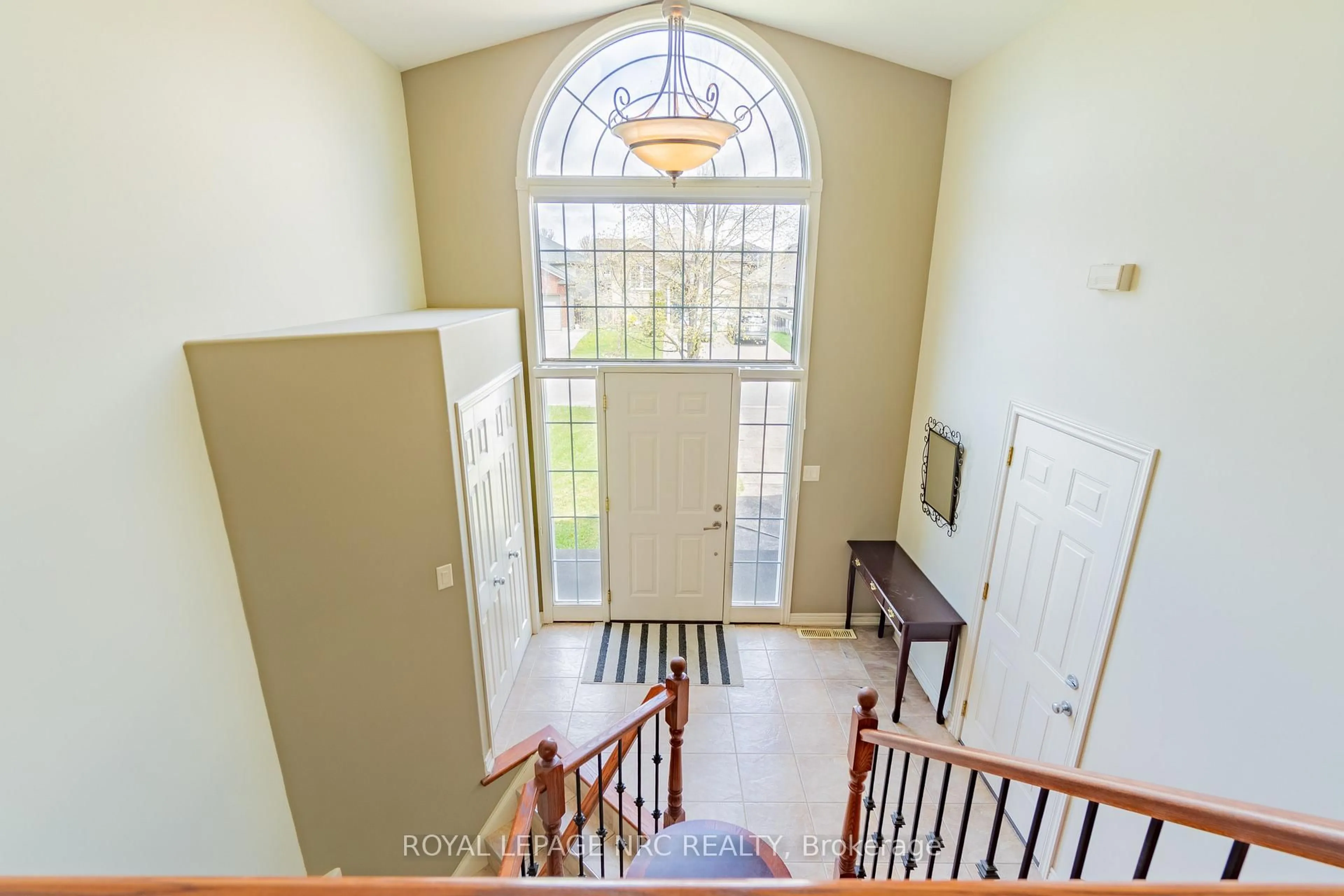 Indoor entryway for 8398 Atack Crt, Niagara Falls Ontario L2H 3N4