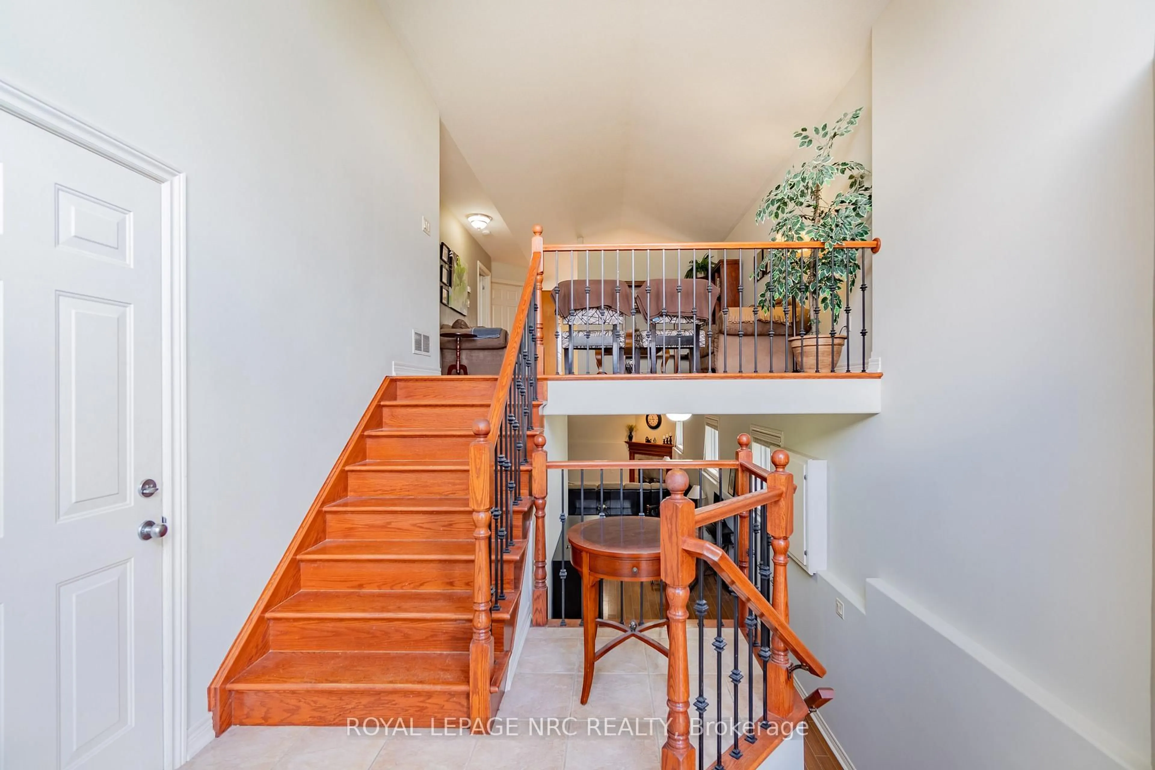 Indoor foyer for 8398 Atack Crt, Niagara Falls Ontario L2H 3N4