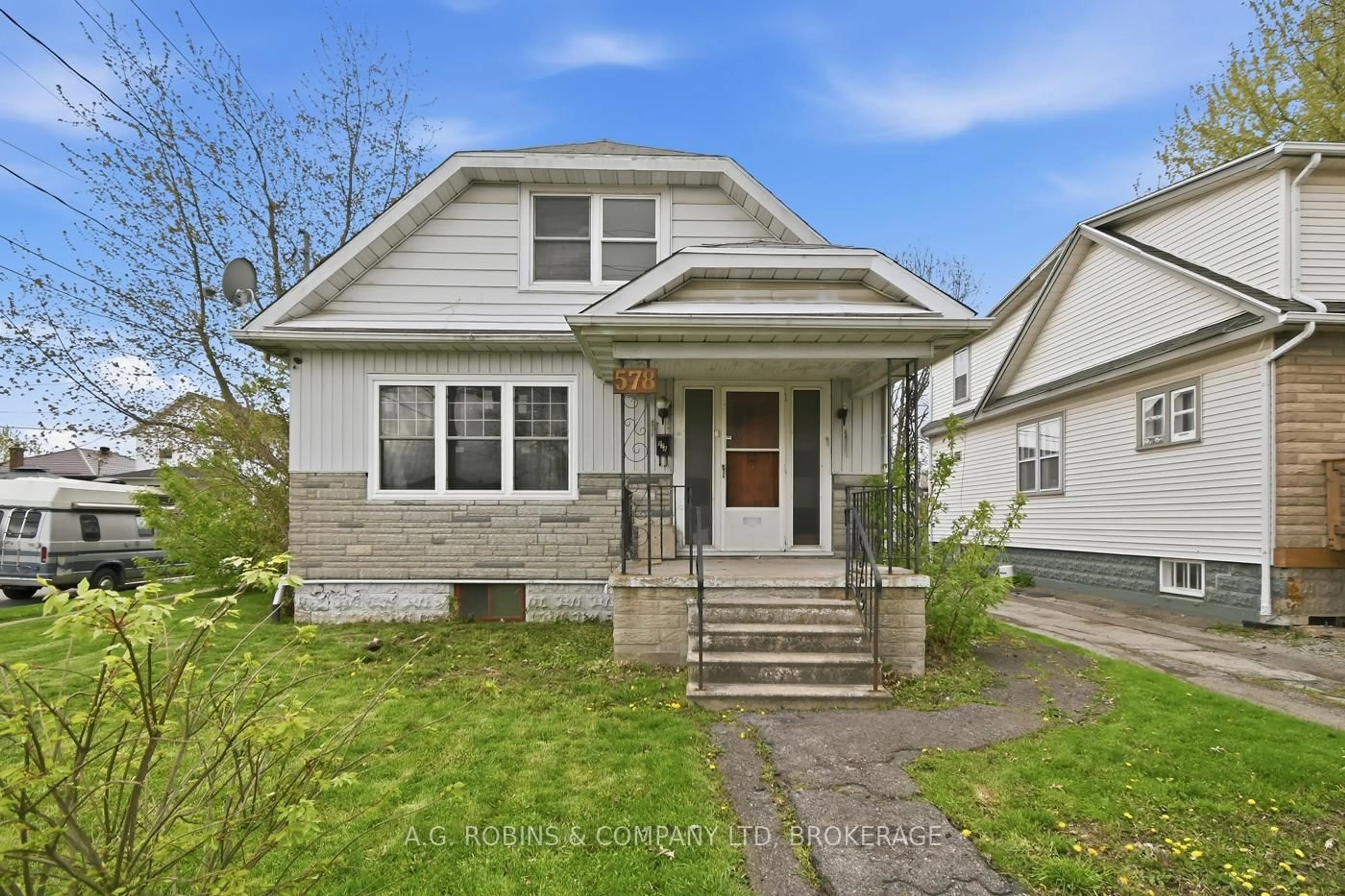 Home with vinyl exterior material, street for 578 Southworth St, Welland Ontario L3B 1Z9