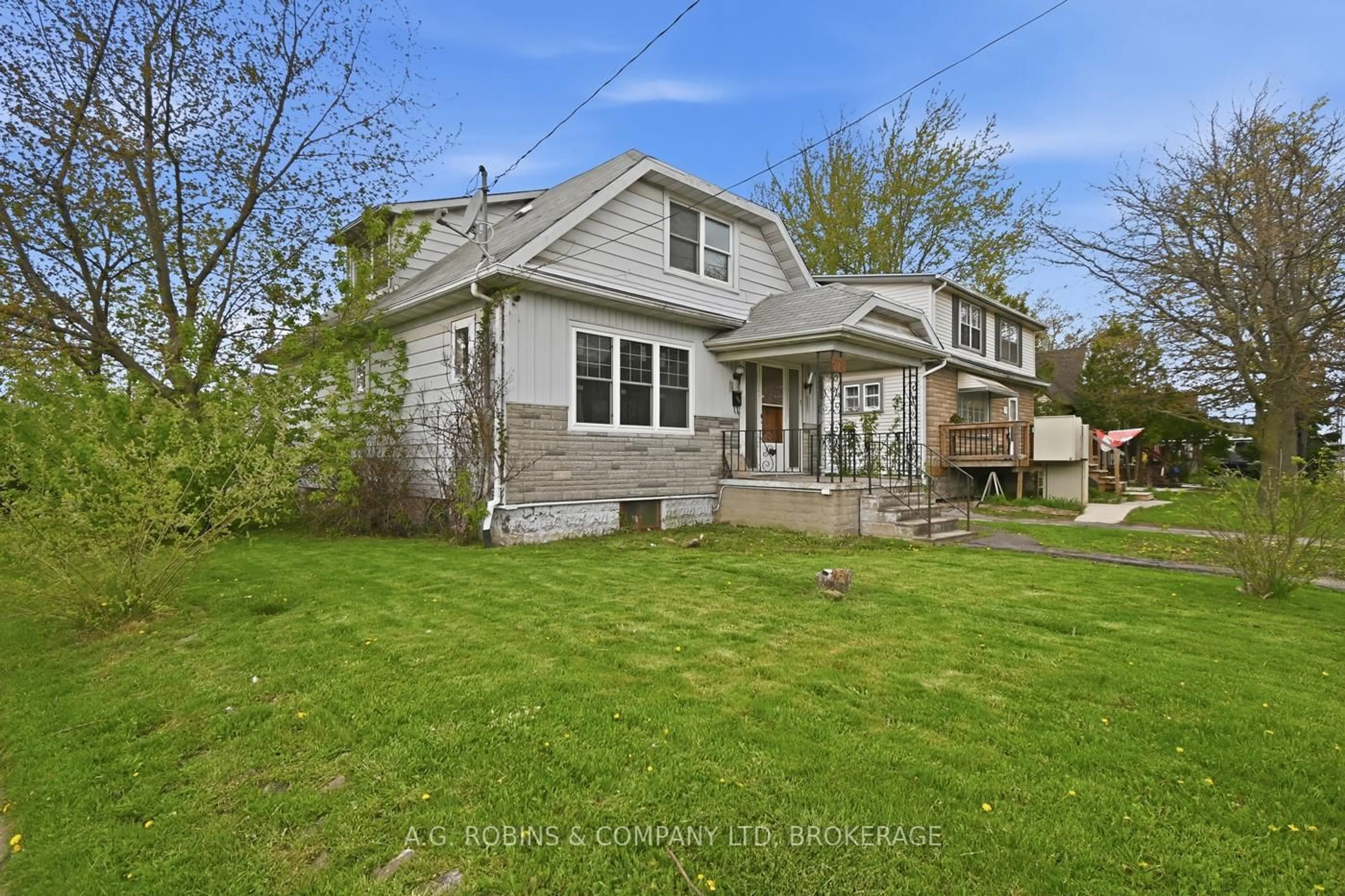 A pic from outside/outdoor area/front of a property/back of a property/a pic from drone, street for 578 Southworth St, Welland Ontario L3B 1Z9
