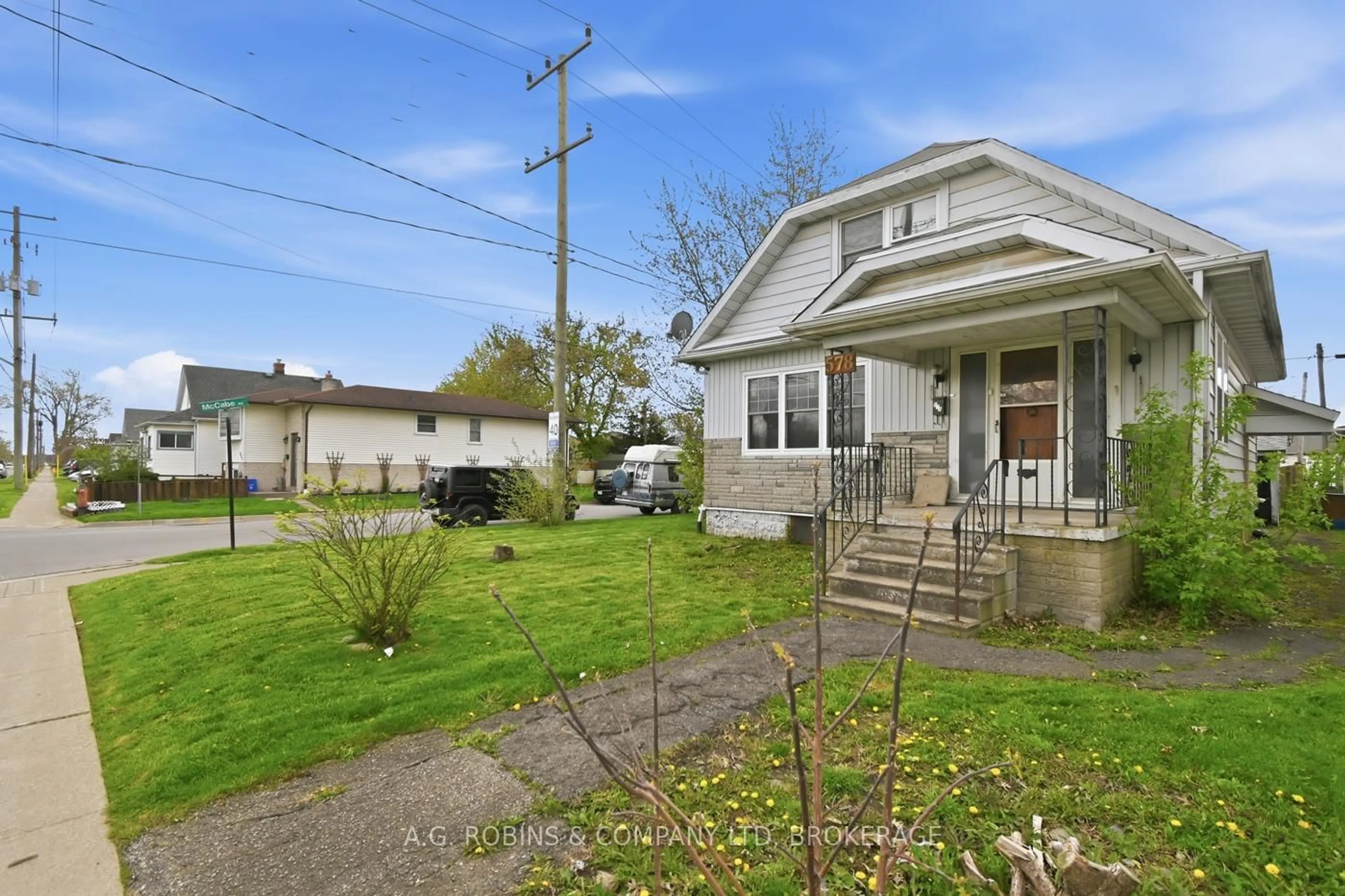 A pic from outside/outdoor area/front of a property/back of a property/a pic from drone, street for 578 Southworth St, Welland Ontario L3B 1Z9