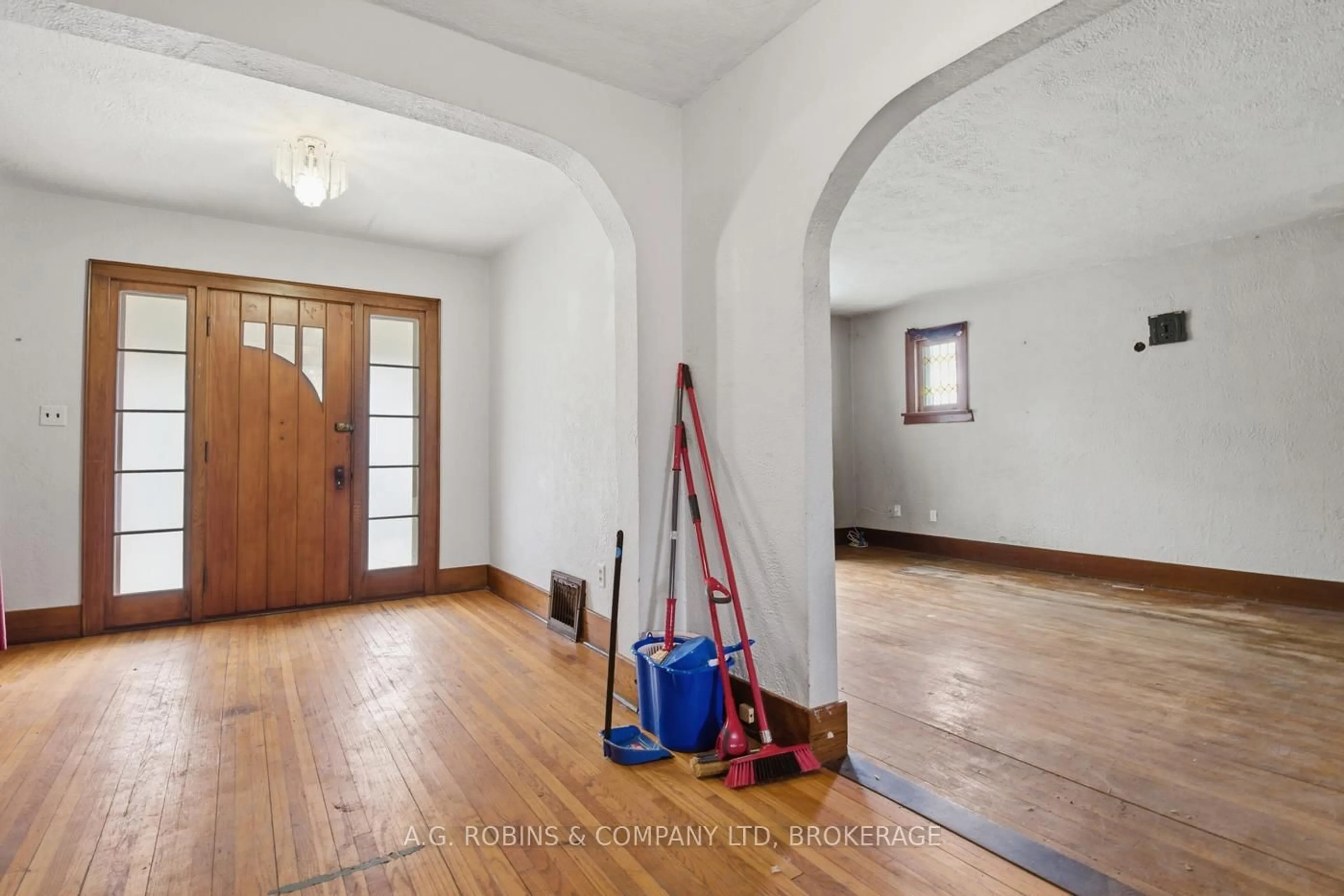 Indoor foyer for 578 Southworth St, Welland Ontario L3B 1Z9