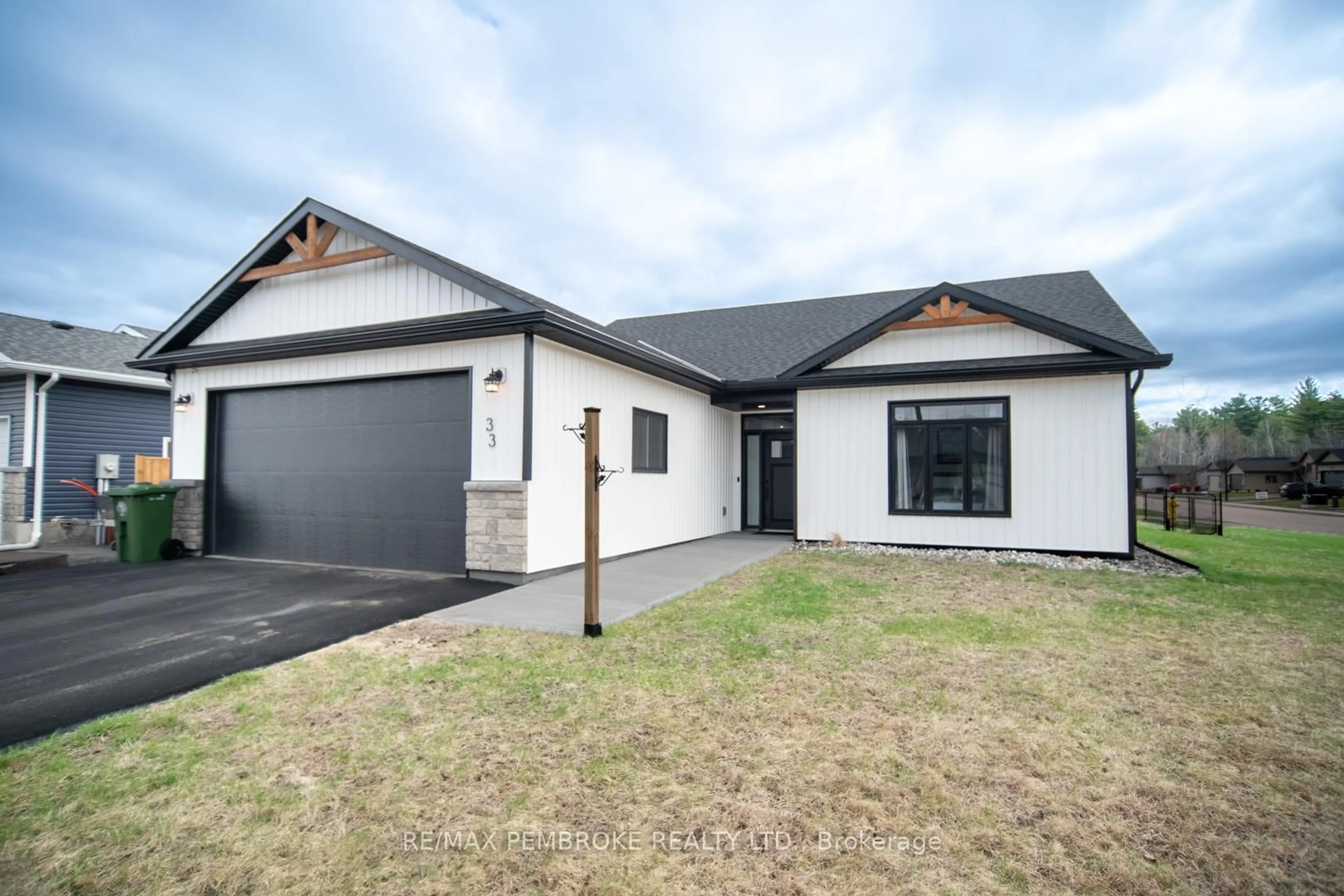 A pic from outside/outdoor area/front of a property/back of a property/a pic from drone, street for 33 Durant St, Petawawa Ontario K8H 0G3