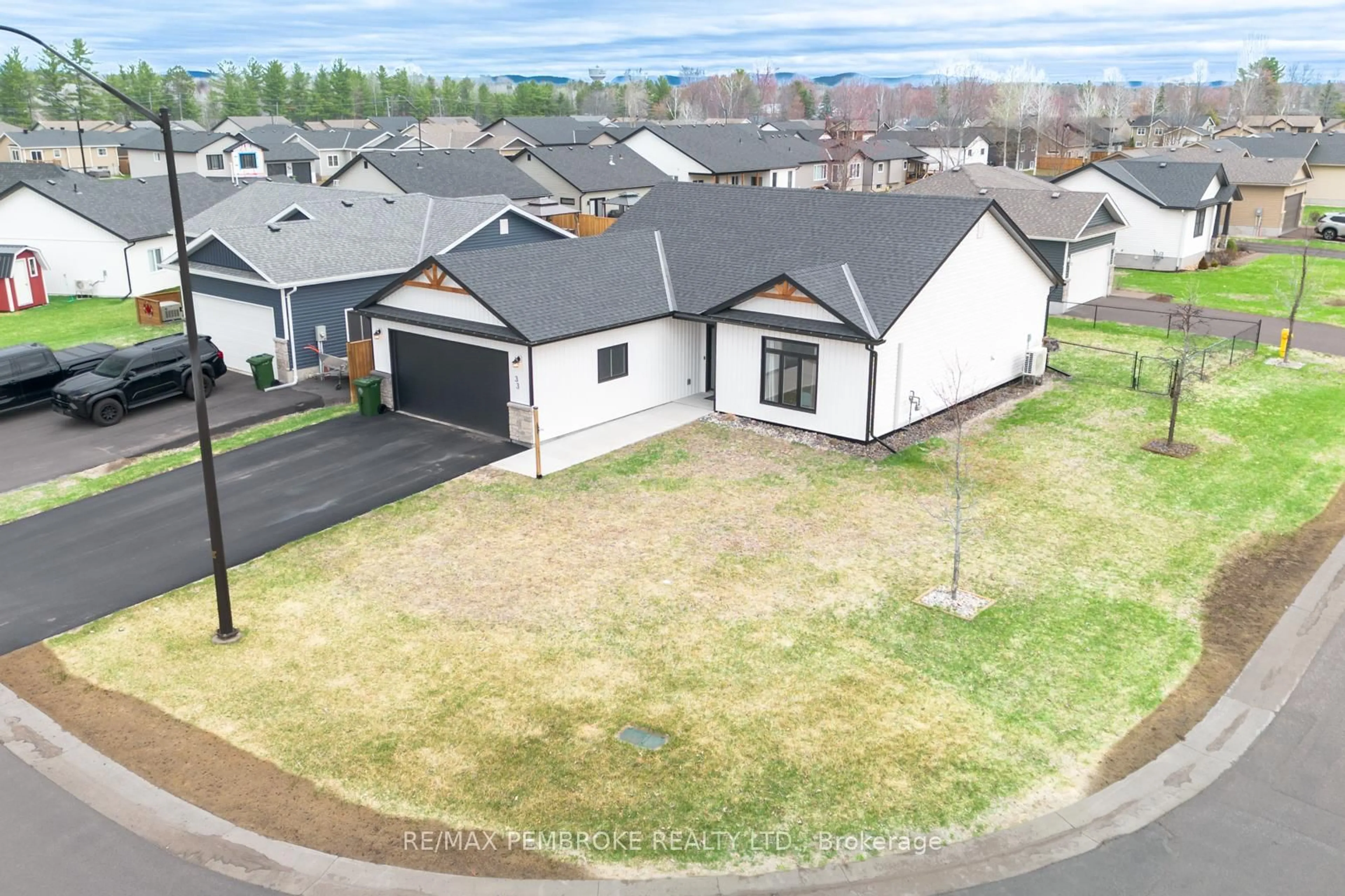 A pic from outside/outdoor area/front of a property/back of a property/a pic from drone, street for 33 Durant St, Petawawa Ontario K8H 0G3