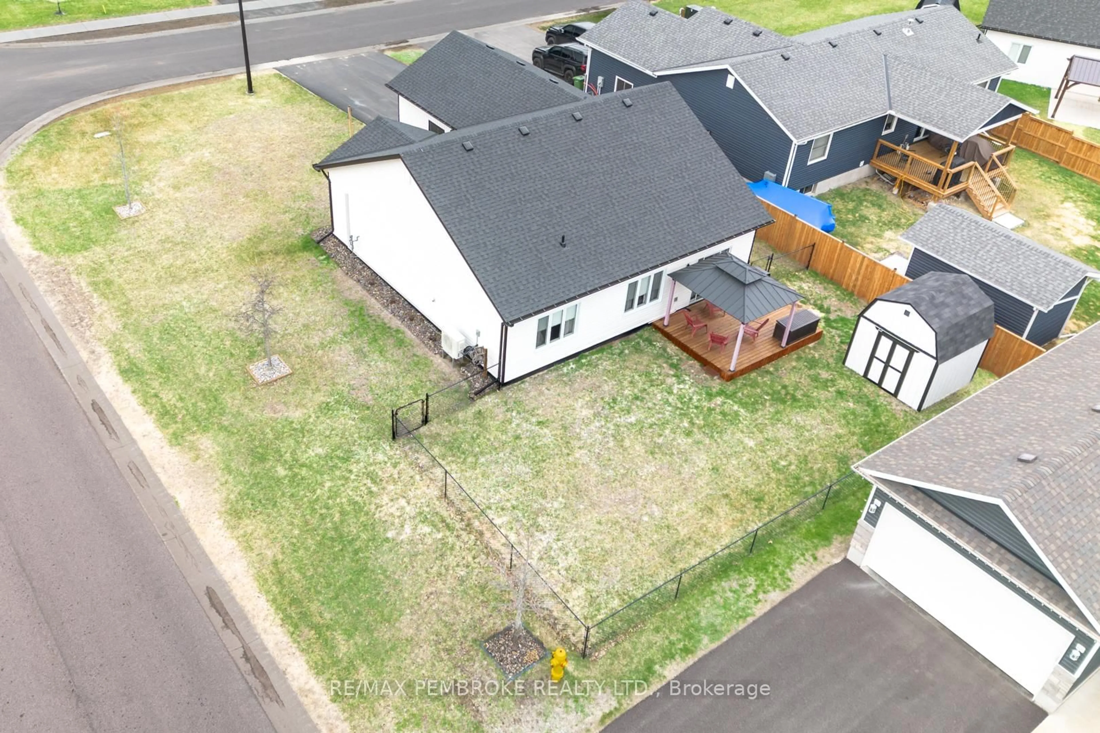 A pic from outside/outdoor area/front of a property/back of a property/a pic from drone, street for 33 Durant St, Petawawa Ontario K8H 0G3