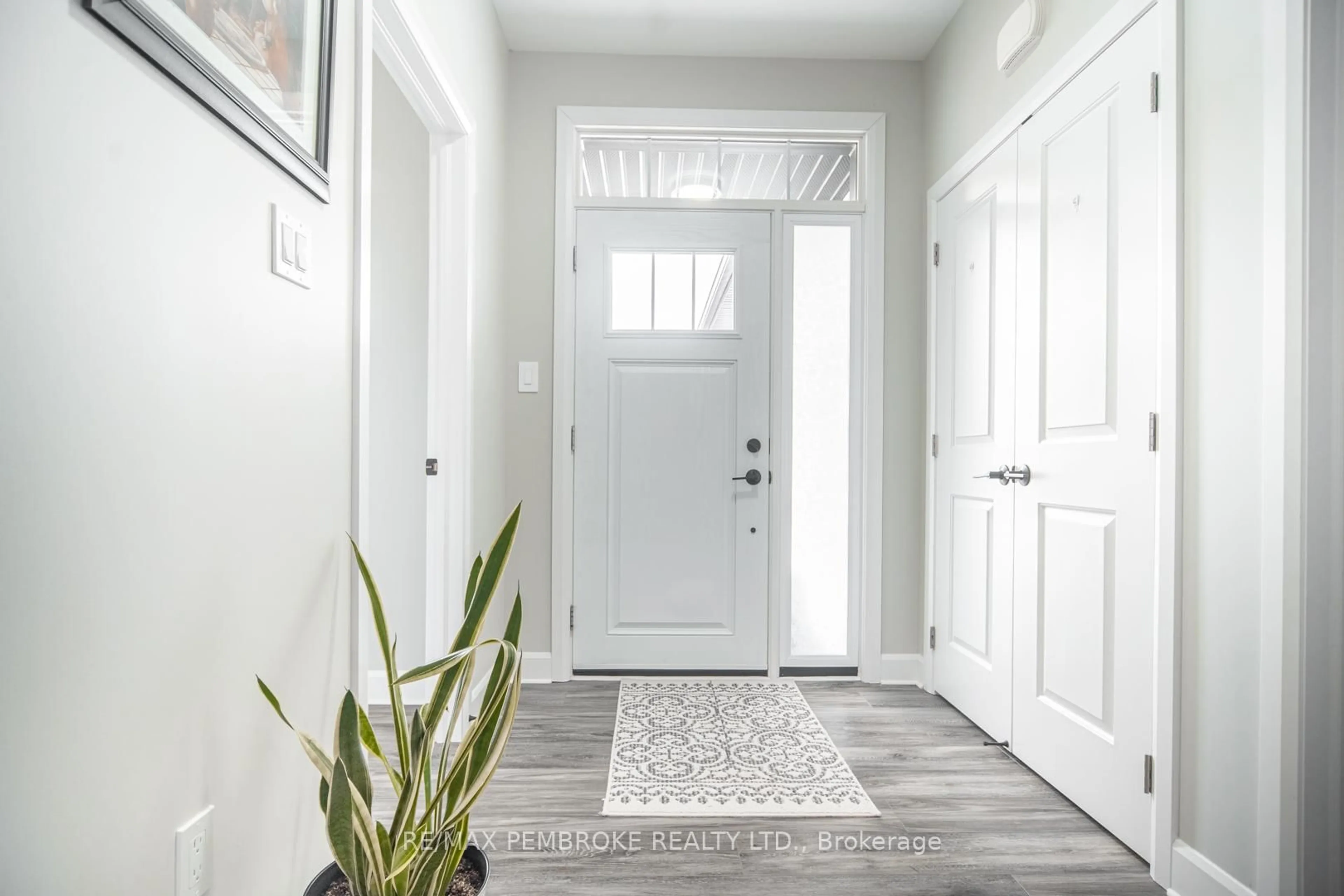 Indoor entryway for 33 Durant St, Petawawa Ontario K8H 0G3