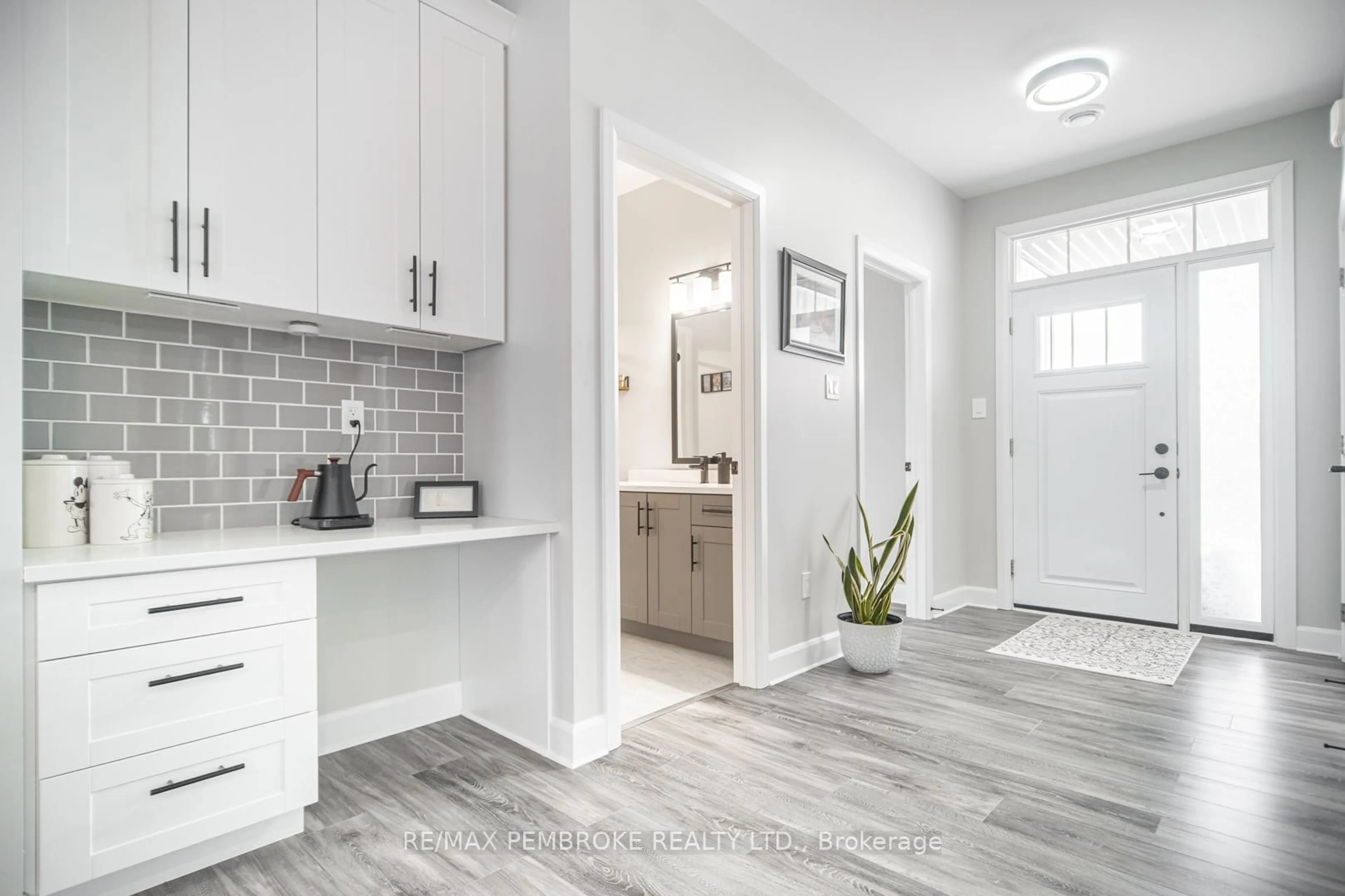 Indoor entryway for 33 Durant St, Petawawa Ontario K8H 0G3