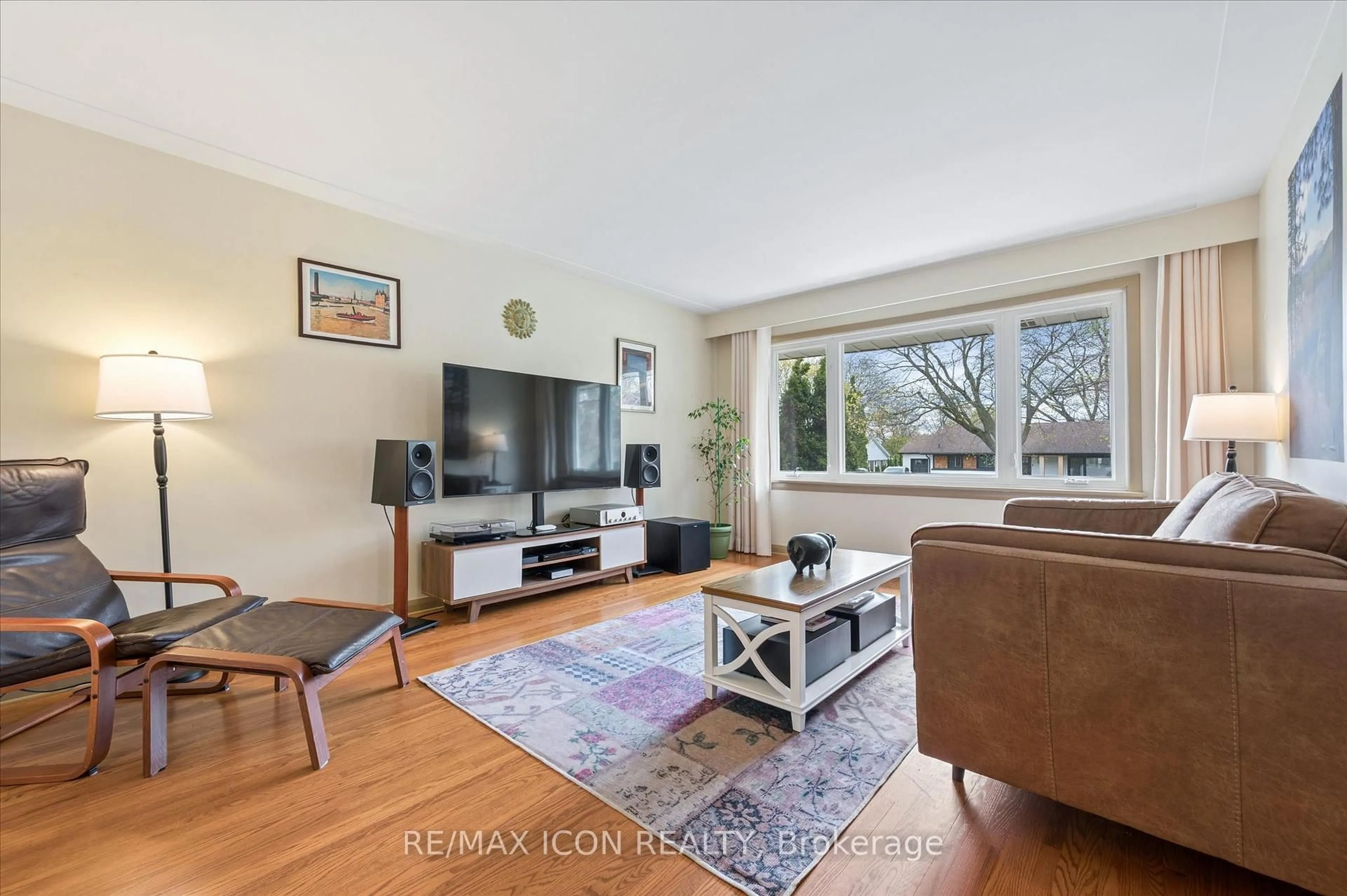 Living room with furniture, wood/laminate floor for 20 Katherine Cres, Kitchener Ontario N2M 2K1