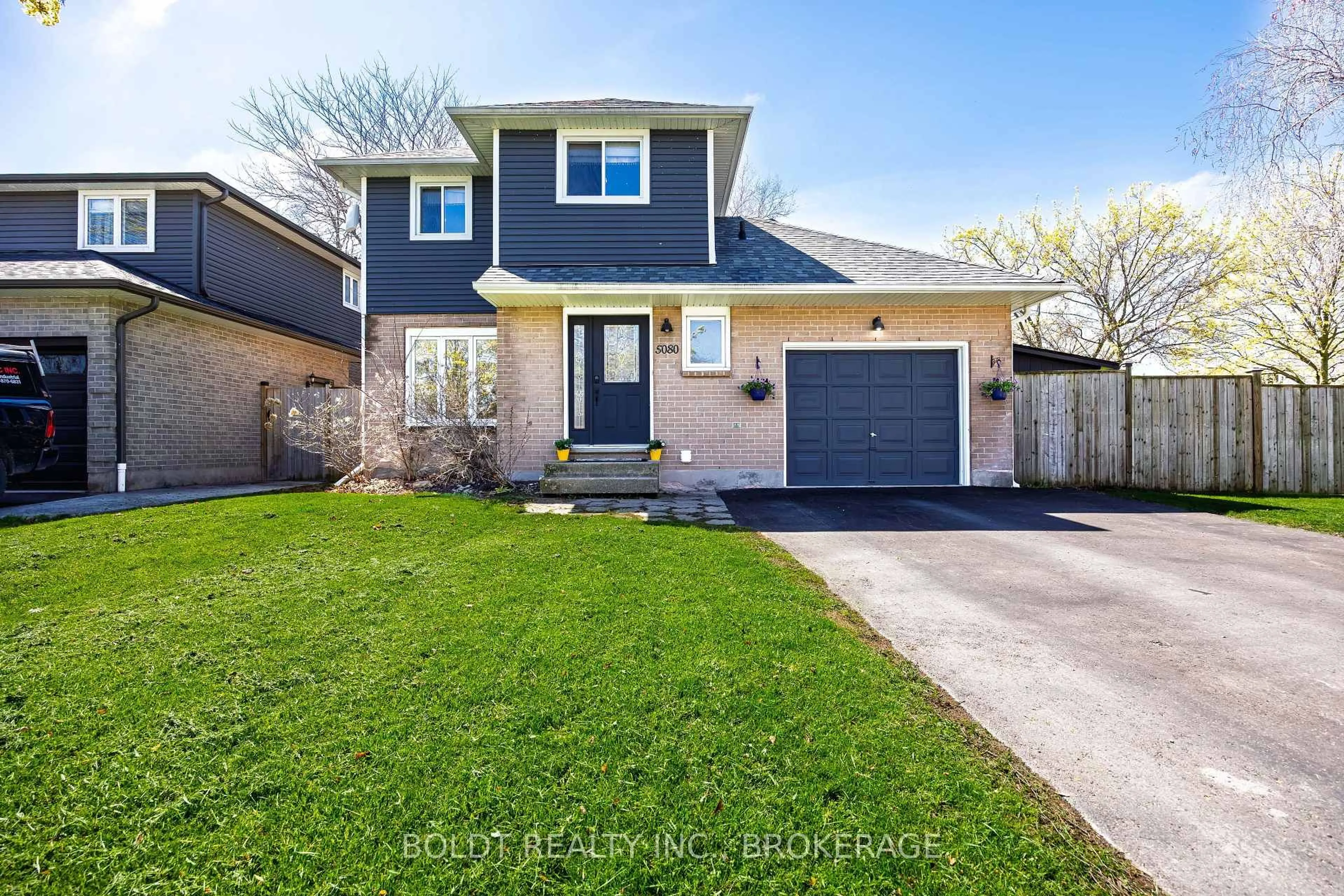 Home with vinyl exterior material, street for 5080 Mantree Crt, Lincoln Ontario L3J 0A8