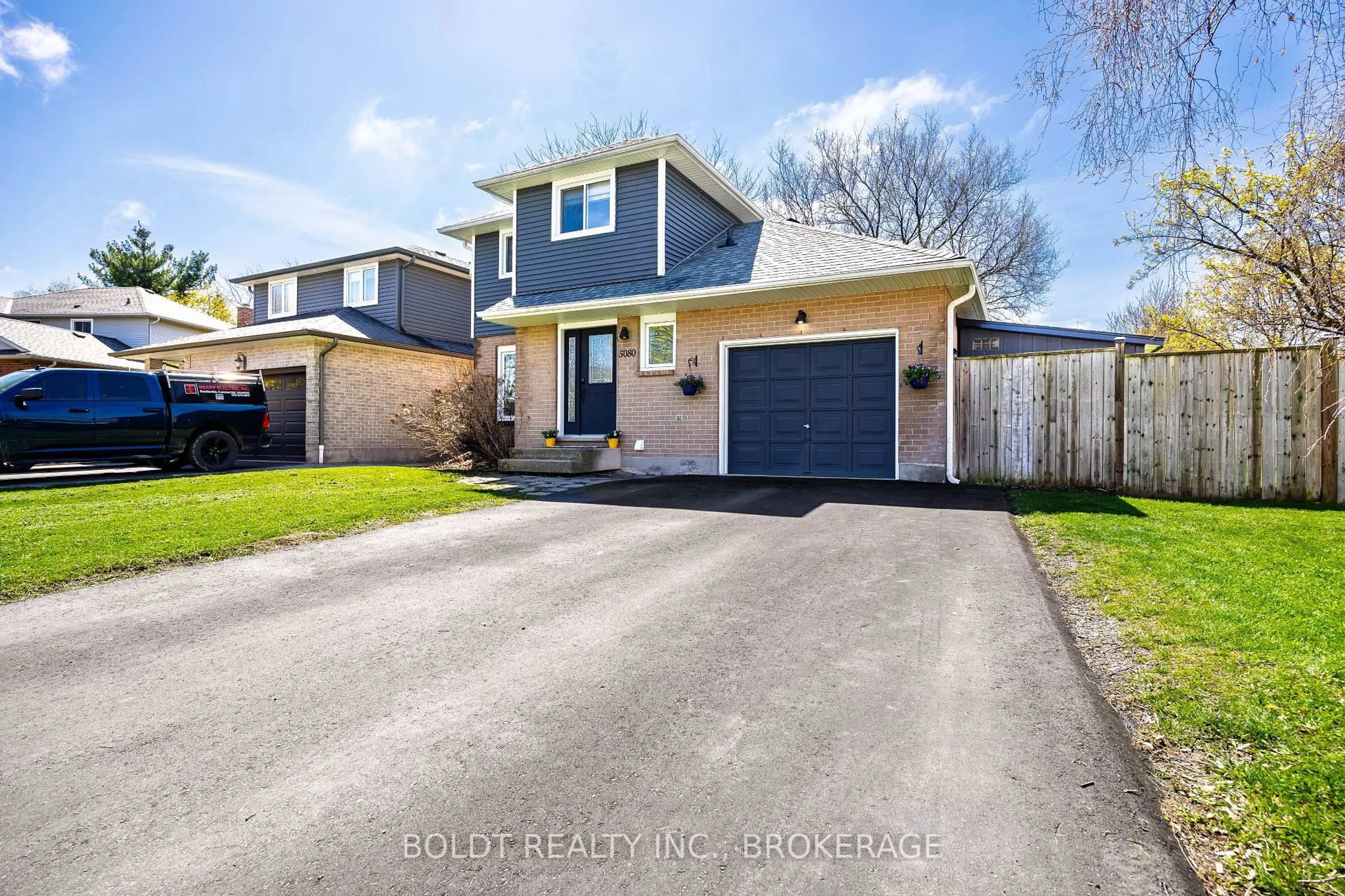 A pic from outside/outdoor area/front of a property/back of a property/a pic from drone, street for 5080 Mantree Crt, Lincoln Ontario L3J 0A8