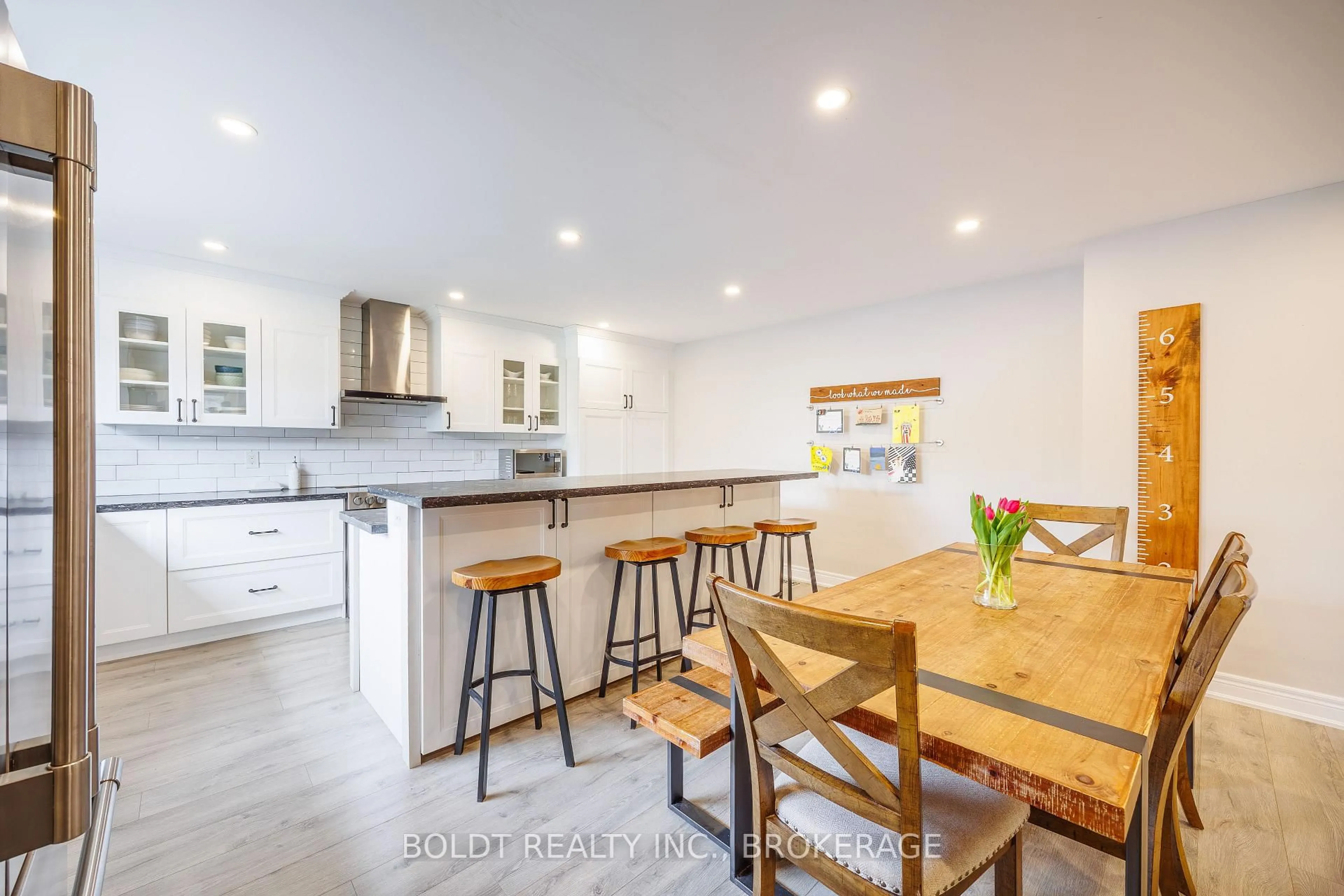 Open concept kitchen, wood/laminate floor for 5080 Mantree Crt, Lincoln Ontario L3J 0A8