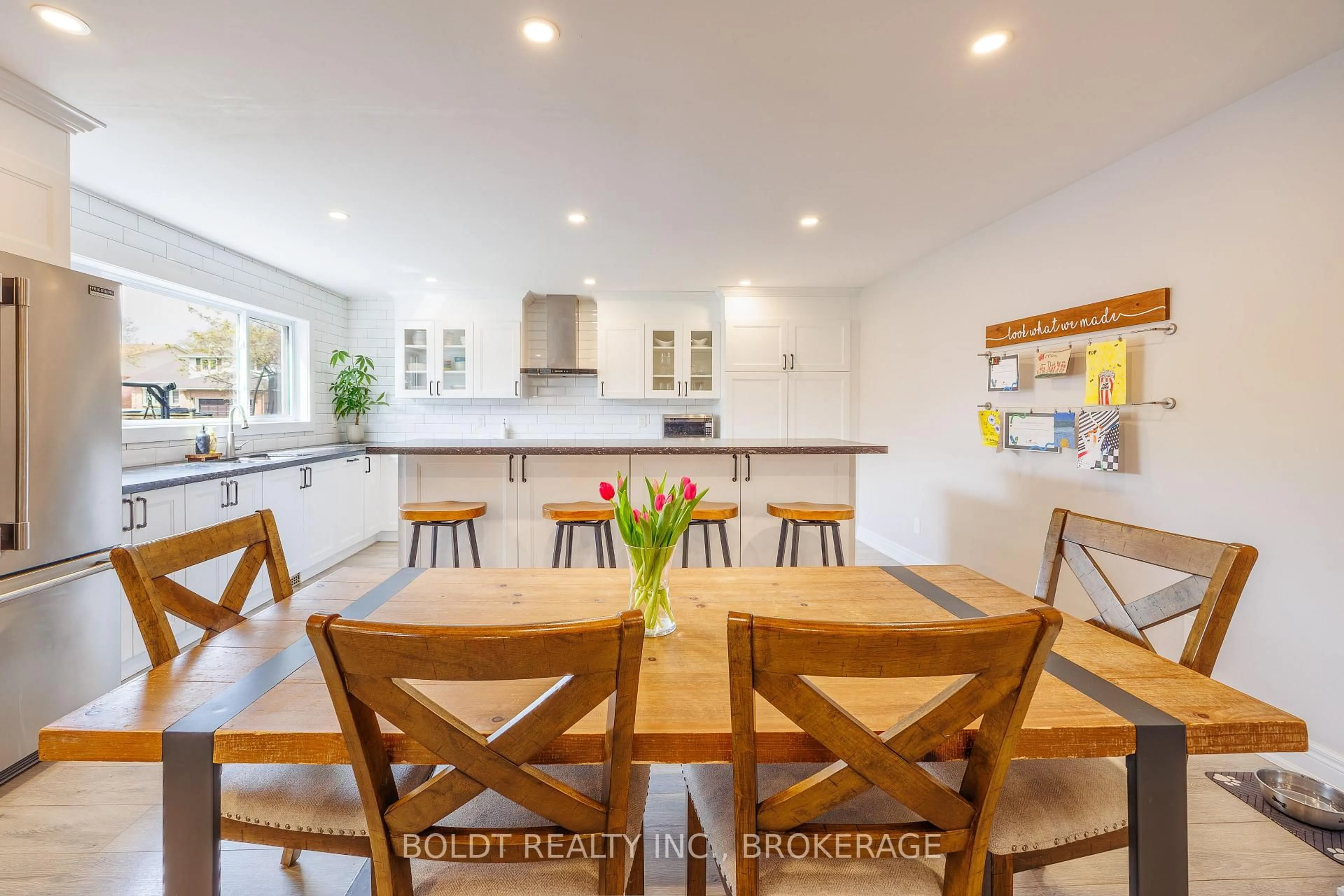 Open concept kitchen, unknown for 5080 Mantree Crt, Lincoln Ontario L3J 0A8