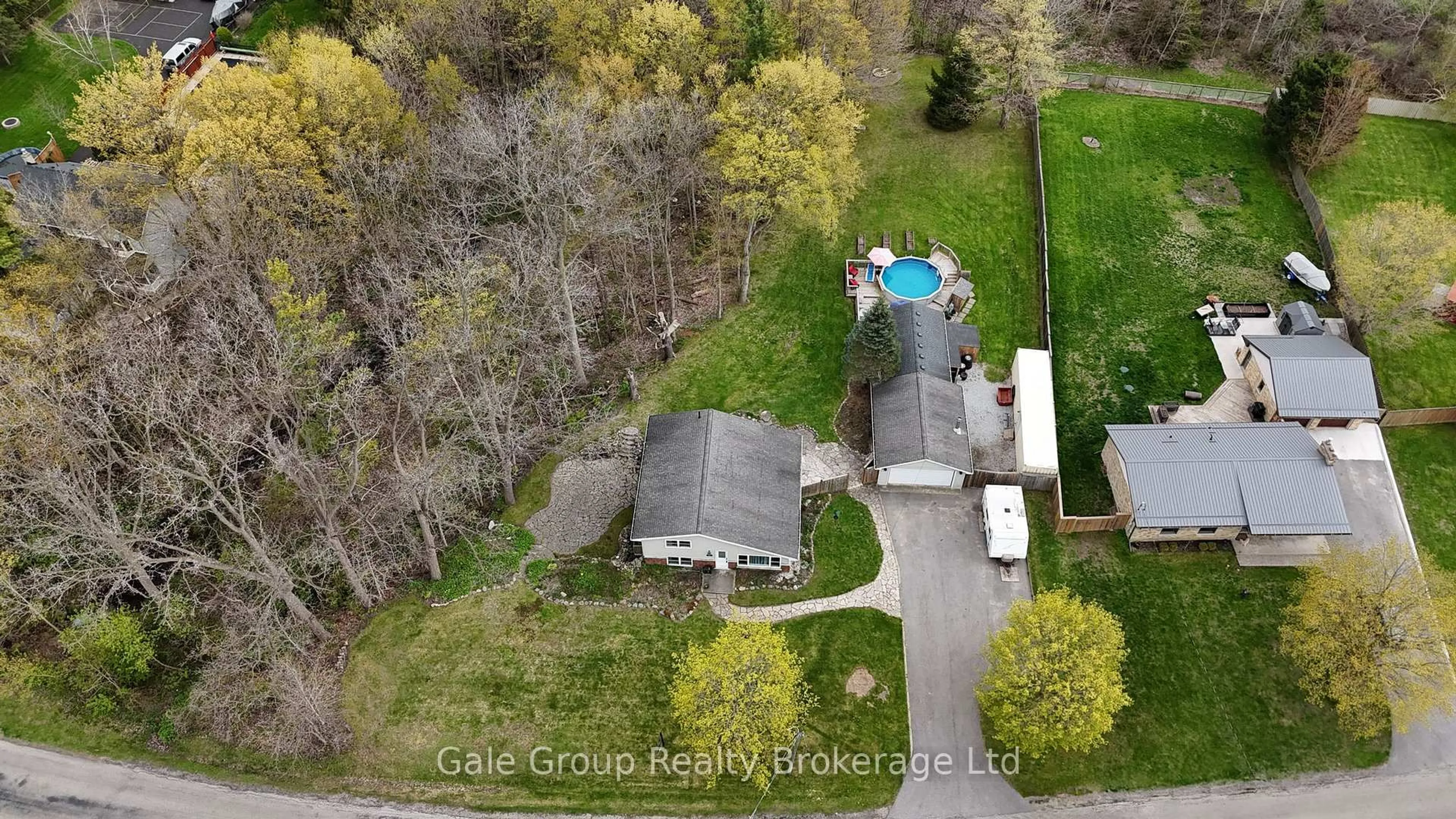 A pic from outside/outdoor area/front of a property/back of a property/a pic from drone, unknown for 197 Minnie St, Thames Centre Ontario N0L 1G0