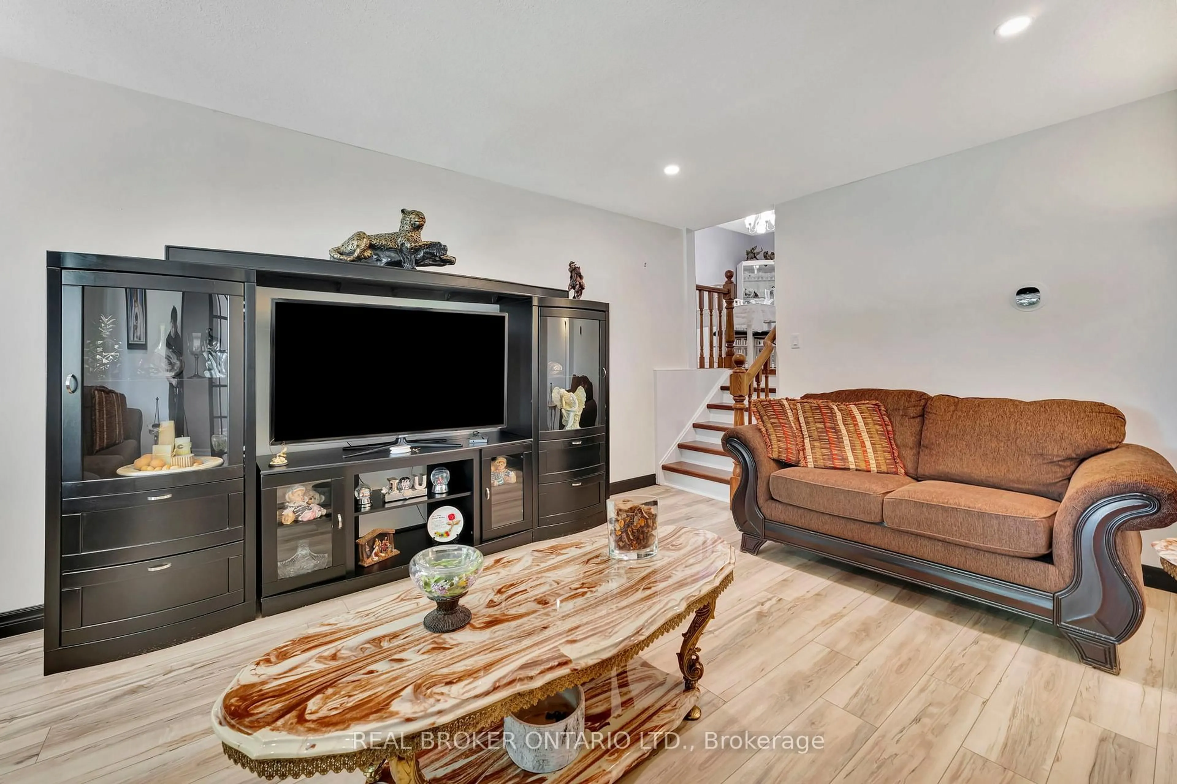 Living room with furniture, unknown for 392 Mill St, Woodstock Ontario N4S 7V6