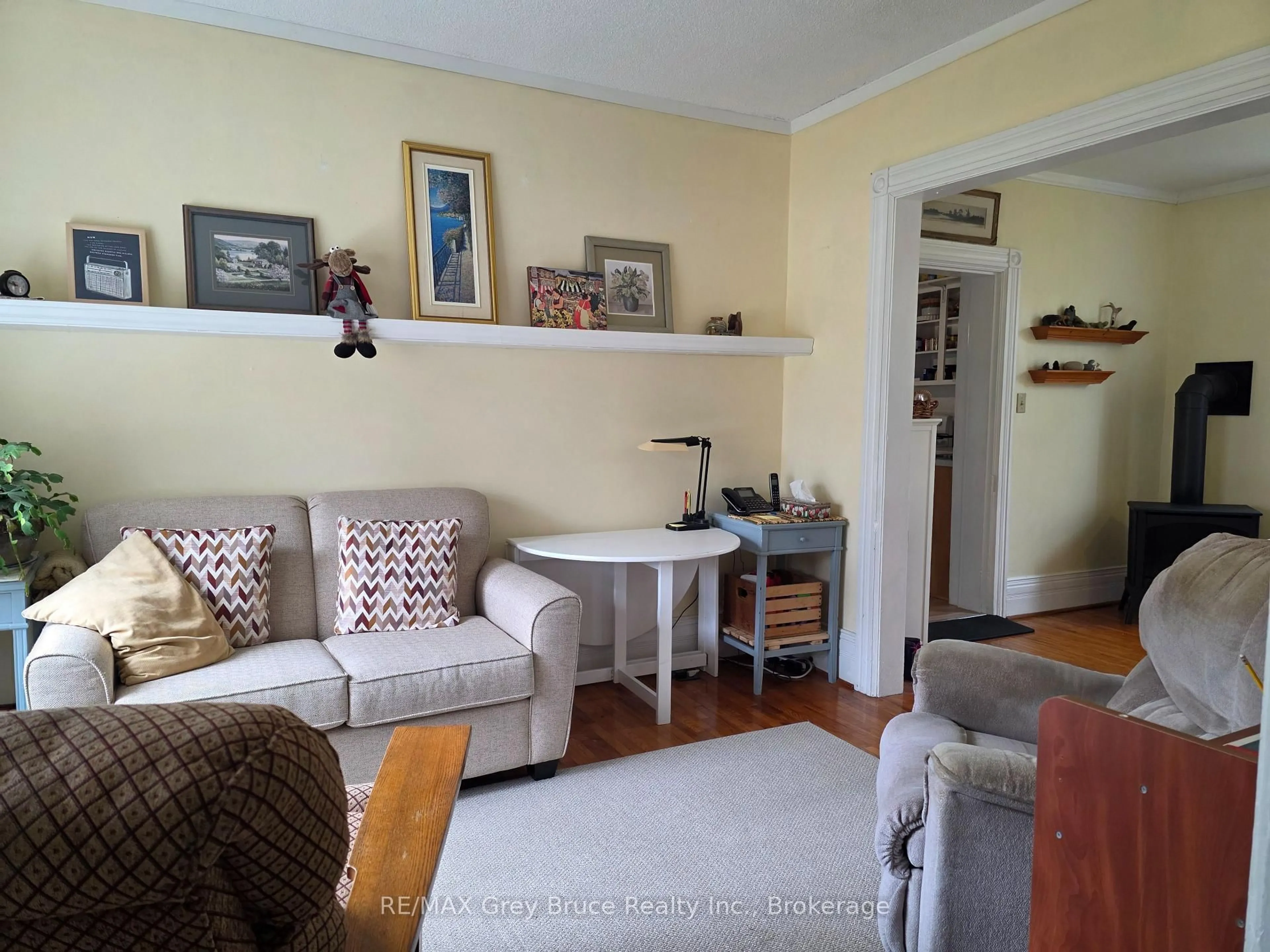 Living room with furniture, unknown for 648 9th St, Owen Sound Ontario N4K 1P7