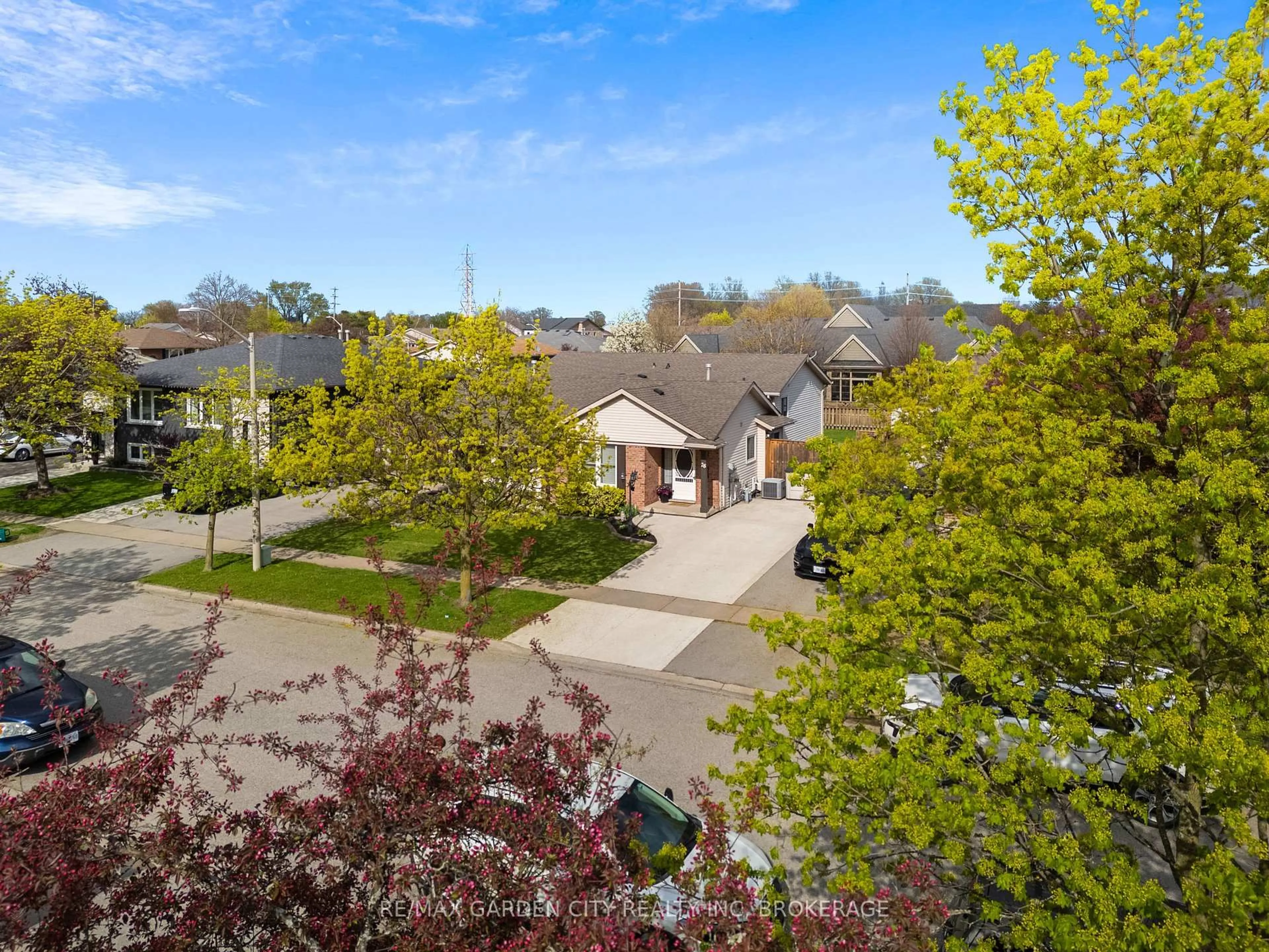 A pic from outside/outdoor area/front of a property/back of a property/a pic from drone, street for 28 Fox Trail Dr, St. Catharines Ontario L2S 3T7
