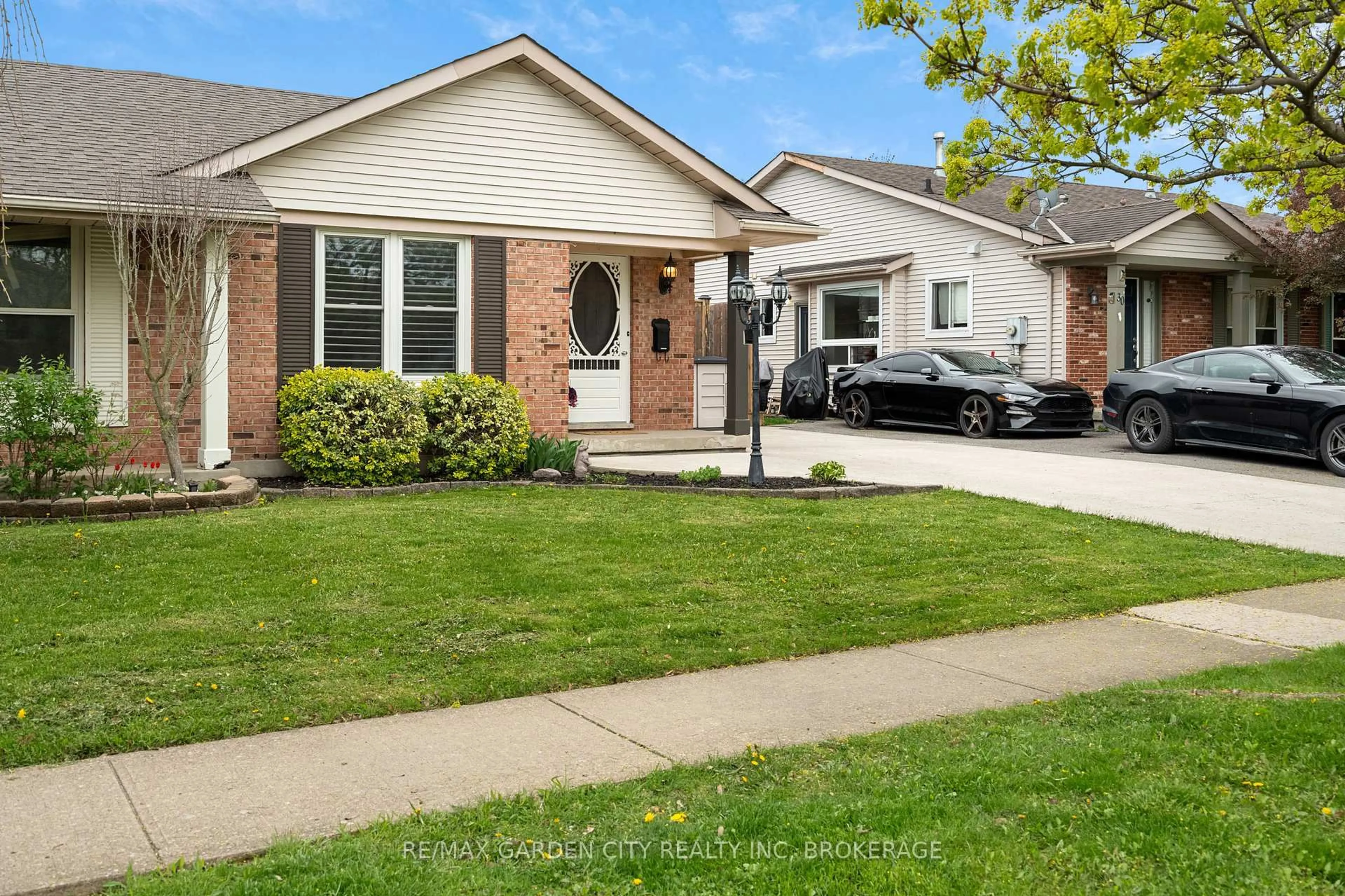 Home with brick exterior material, street for 28 Fox Trail Dr, St. Catharines Ontario L2S 3T7