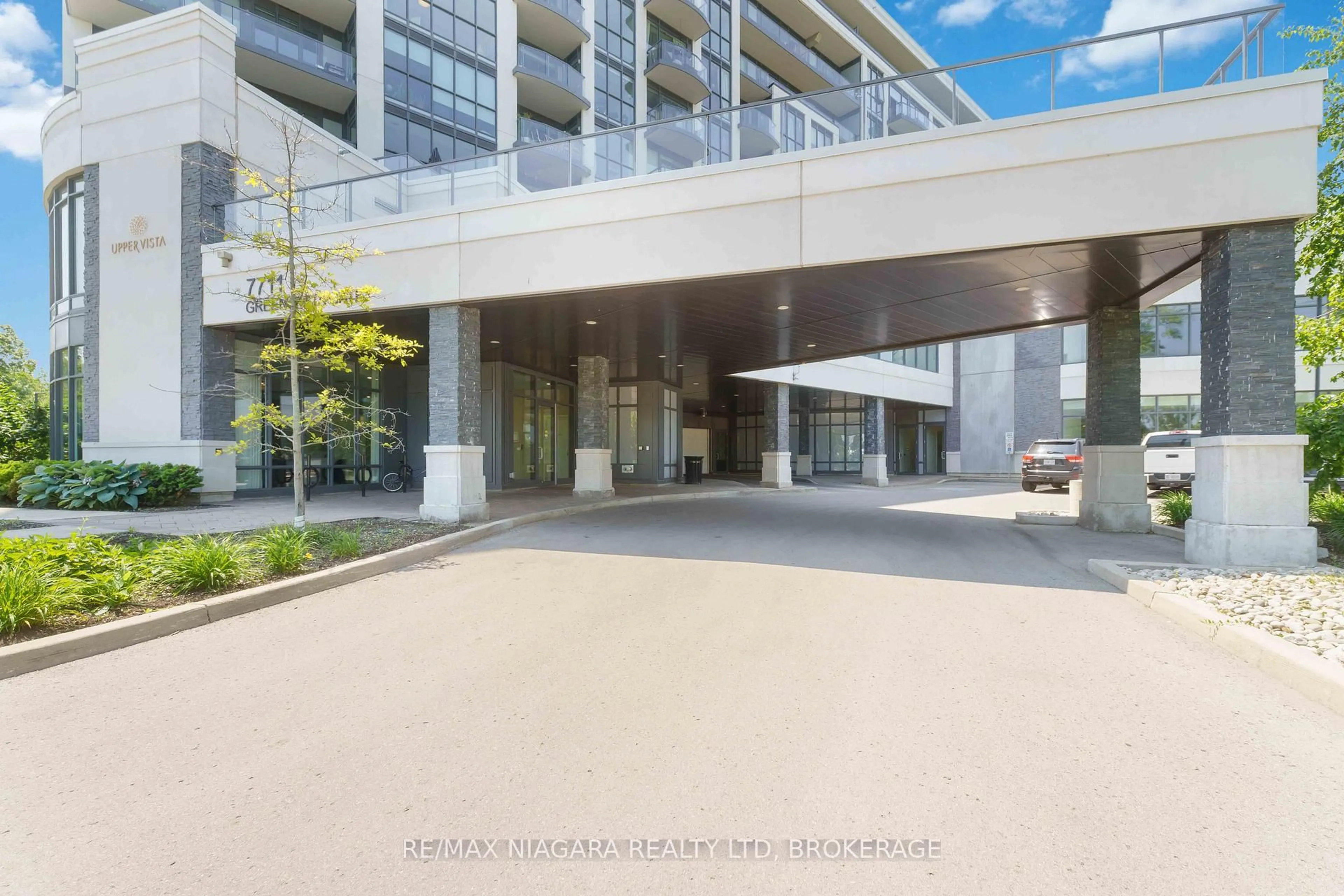 Indoor foyer for 7711 GreenVista Gate #523, Niagara Falls Ontario L2H 1R1