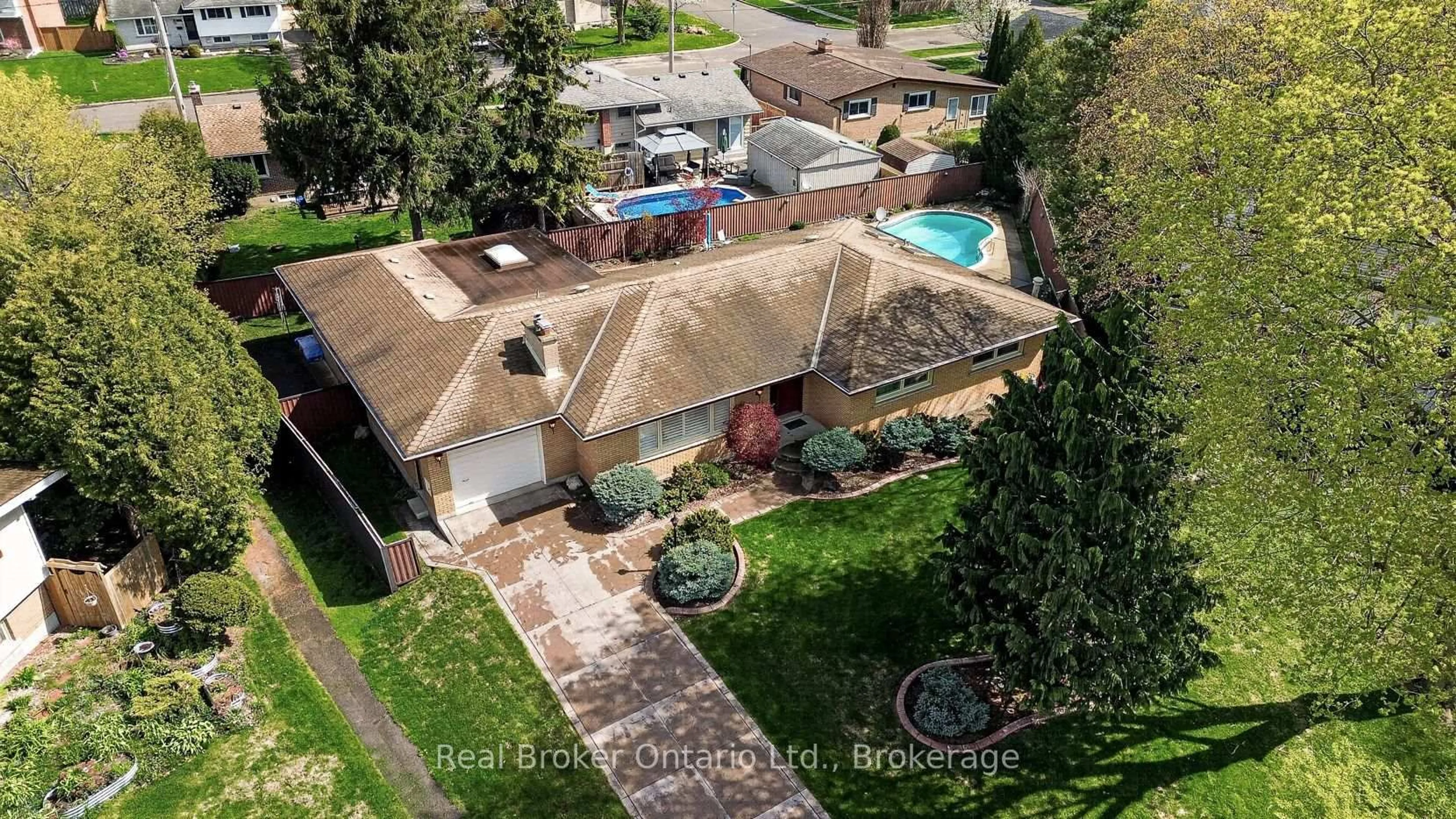 A pic from outside/outdoor area/front of a property/back of a property/a pic from drone, street for 16 Vimy Pl, Woodstock Ontario N4S 7H9