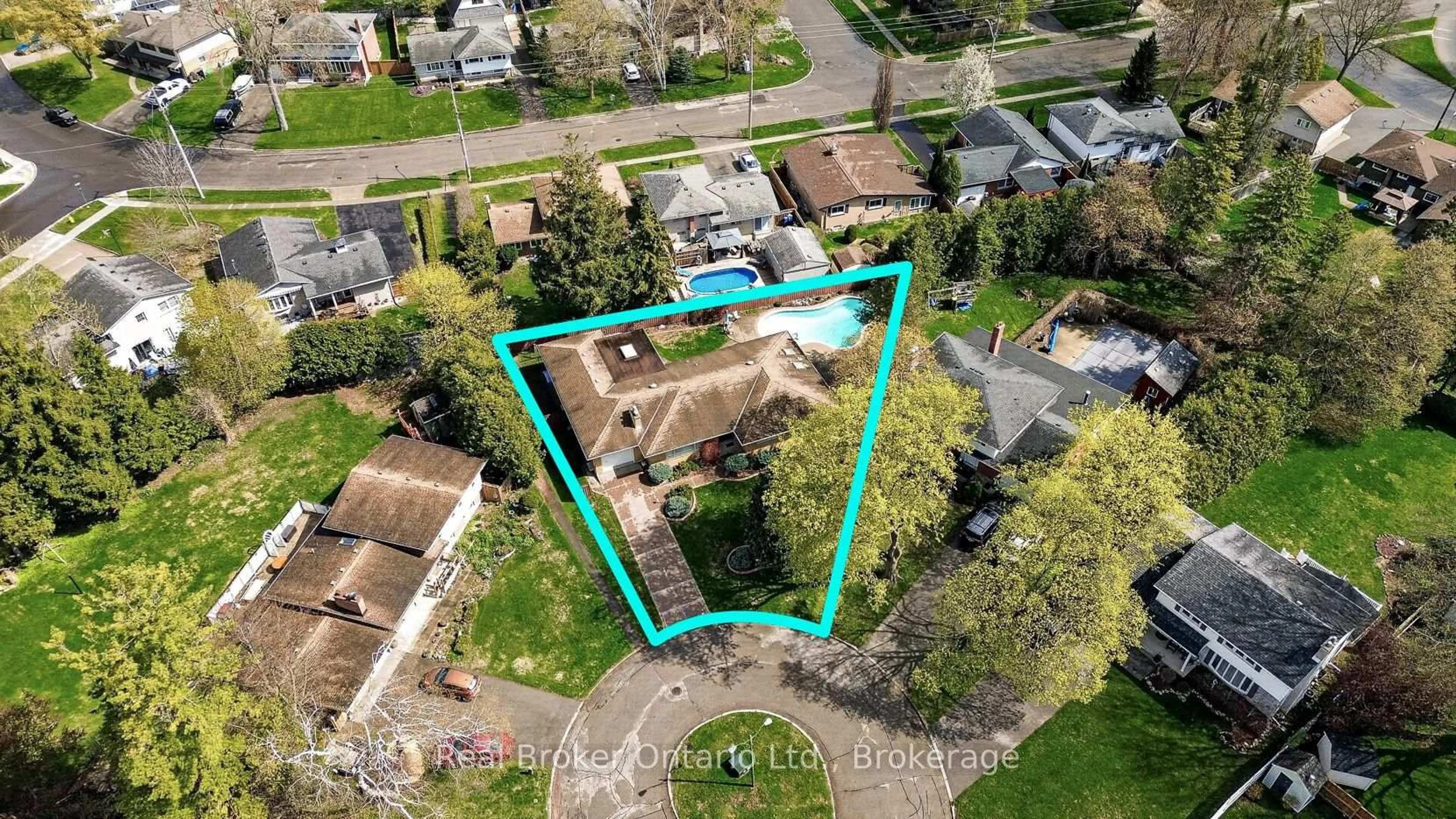 A pic from outside/outdoor area/front of a property/back of a property/a pic from drone, street for 16 Vimy Pl, Woodstock Ontario N4S 7H9