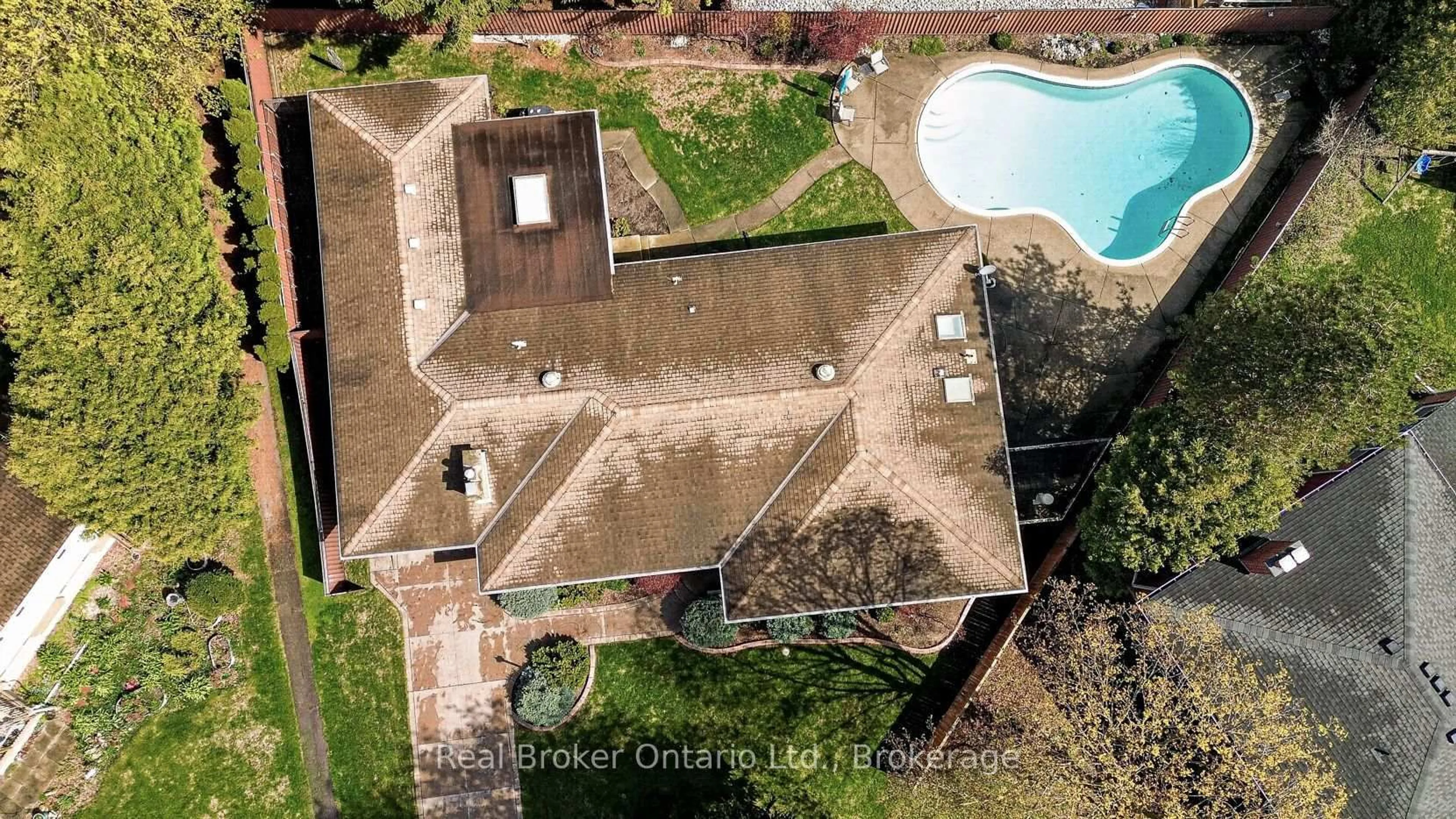 A pic from outside/outdoor area/front of a property/back of a property/a pic from drone, unknown for 16 Vimy Pl, Woodstock Ontario N4S 7H9