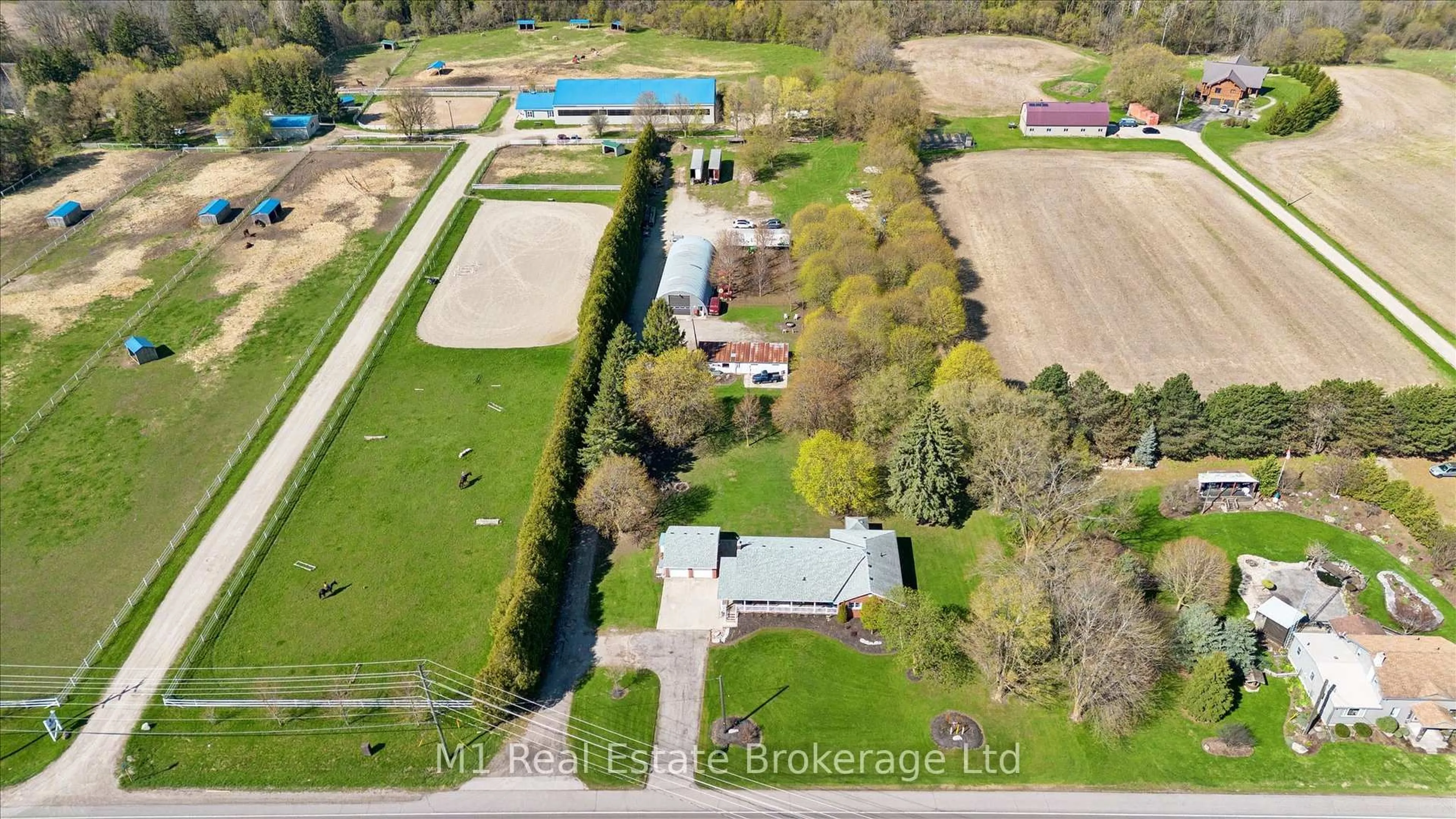 A pic from outside/outdoor area/front of a property/back of a property/a pic from drone, building for 667 Sawmill Rd, Woolwich Ontario N2J 4G8