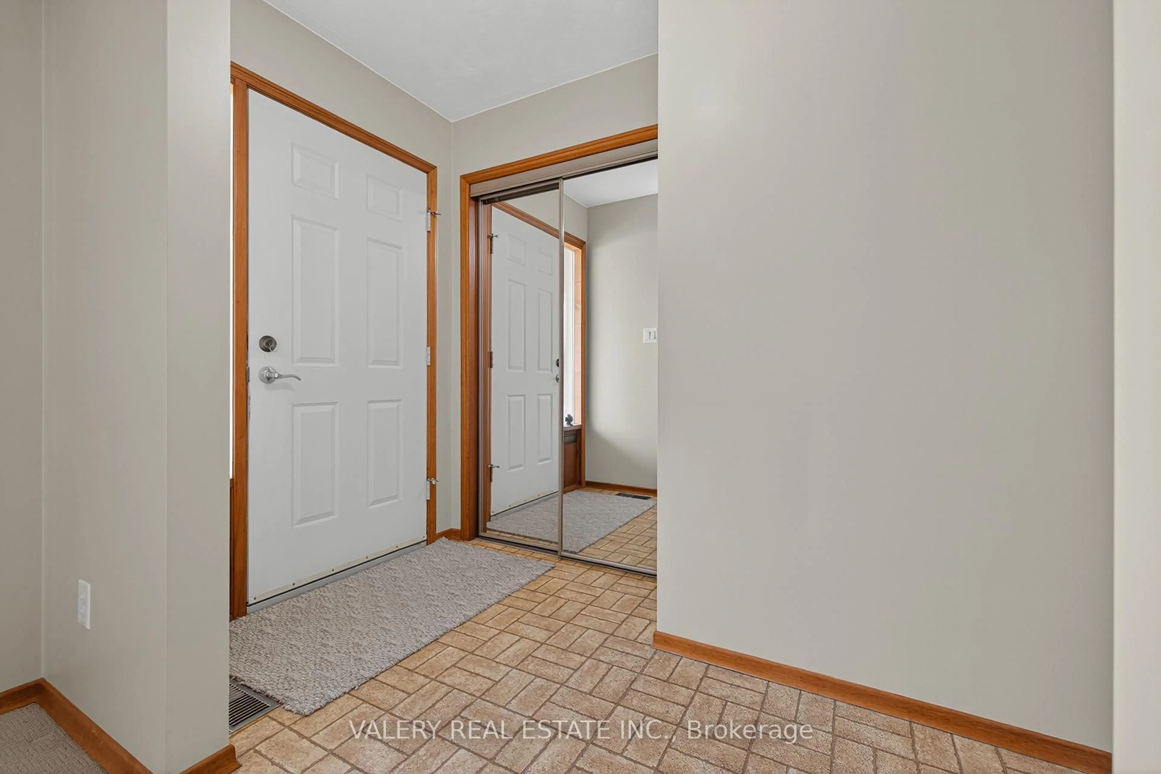 Indoor entryway for 2063 Old Mill Rd, Kitchener Ontario N2P 1E4