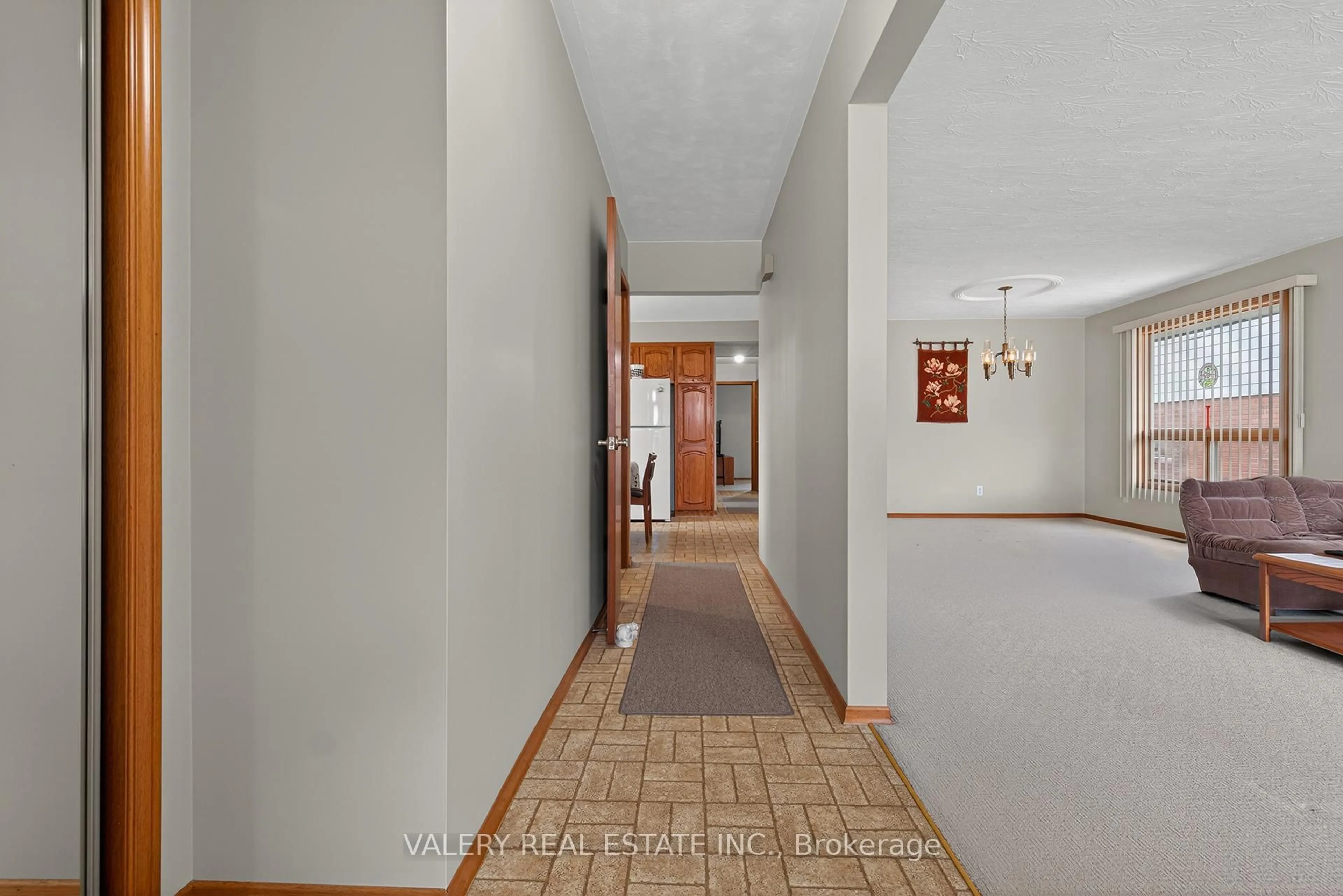 Indoor foyer for 2063 Old Mill Rd, Kitchener Ontario N2P 1E4
