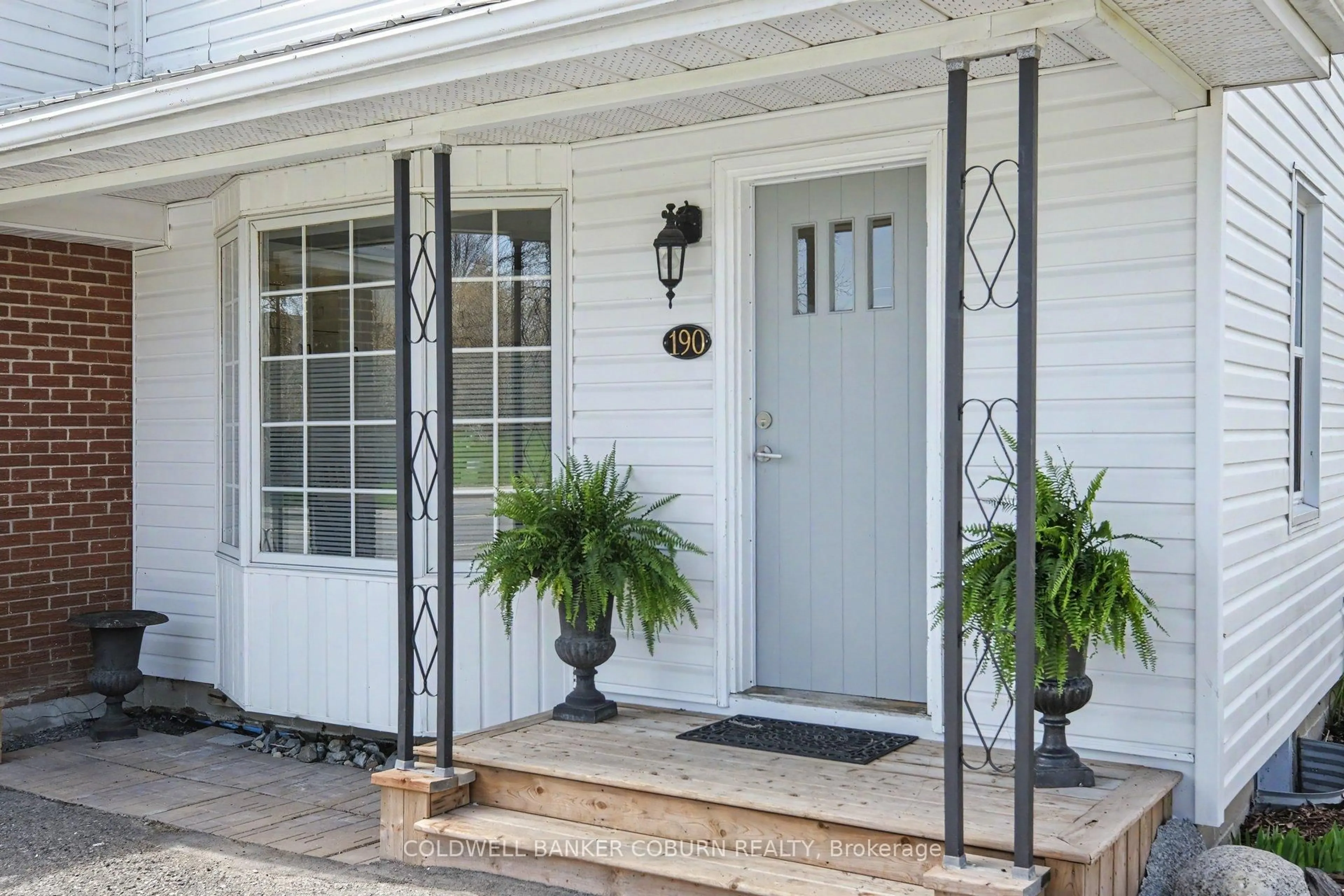Indoor entryway for 190 Main St, North Dundas Ontario K0C 1H0