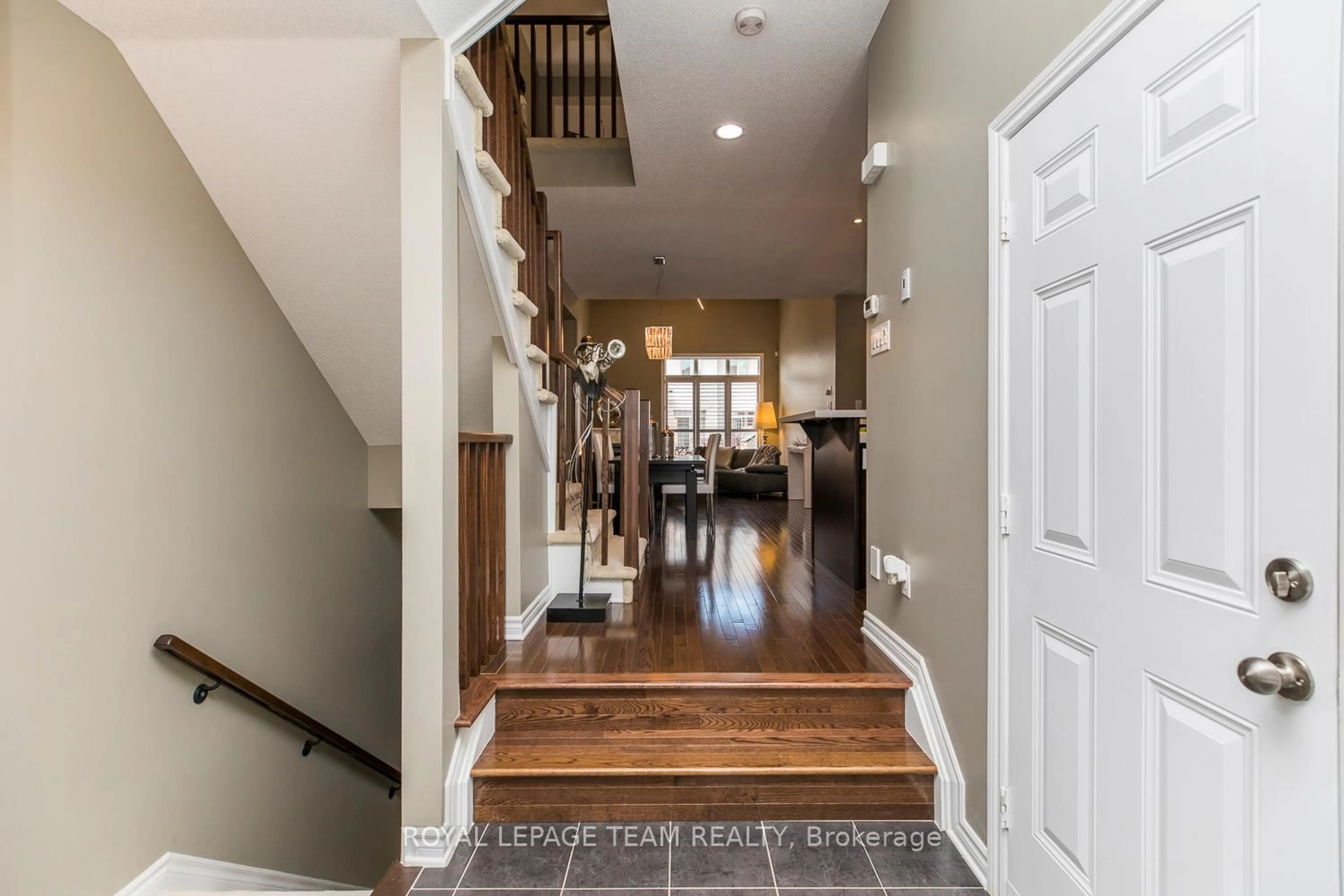 Indoor entryway for 764 Bowercrest Cres, Ottawa Ontario K1V 2K3