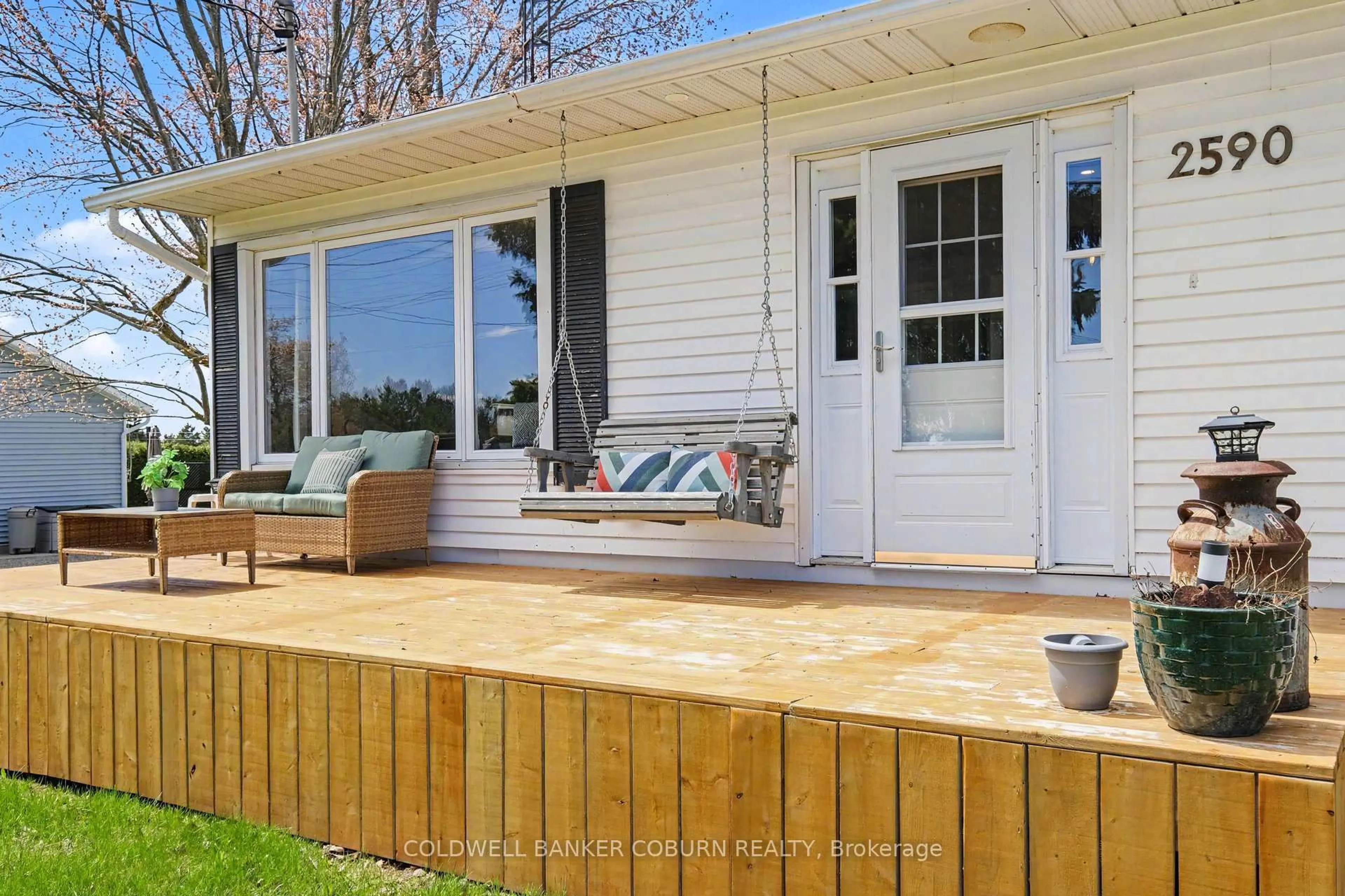 Home with vinyl exterior material, water/lake/river/ocean view for 2590 County 7 Rd, North Dundas Ontario K0C 1H0