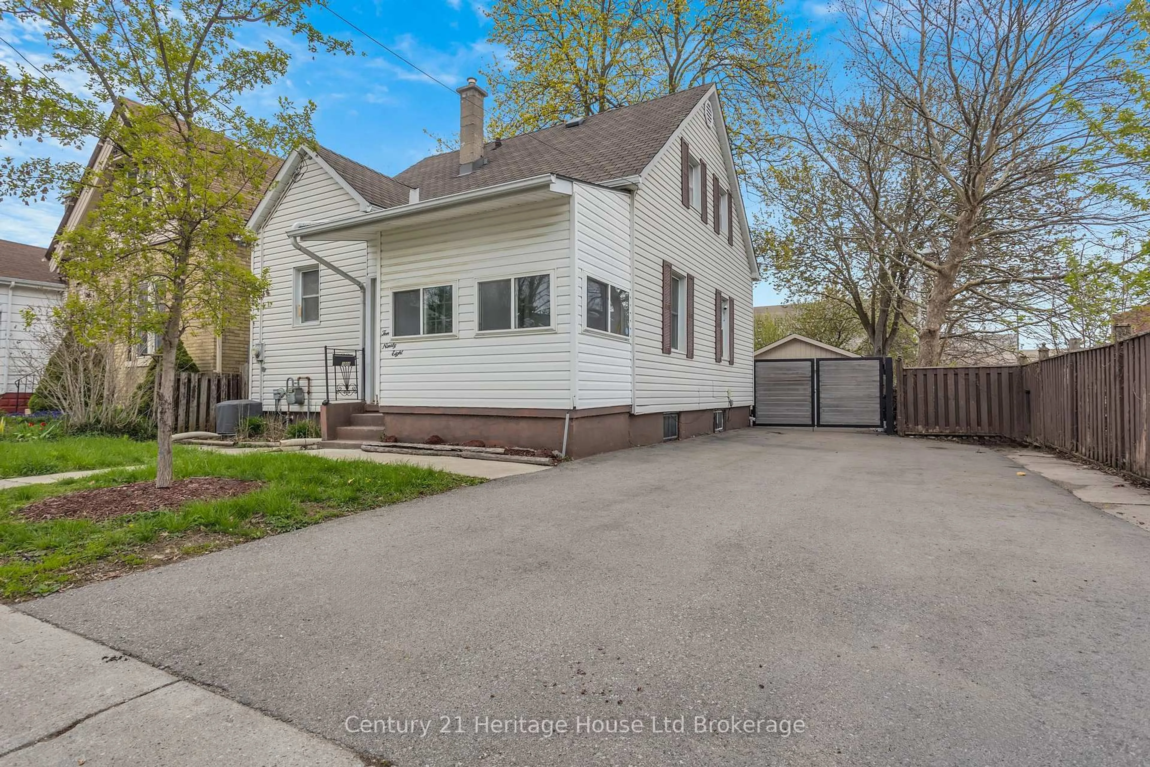 A pic from outside/outdoor area/front of a property/back of a property/a pic from drone, street for 1098 Frances St, London East Ontario N5W 2L7
