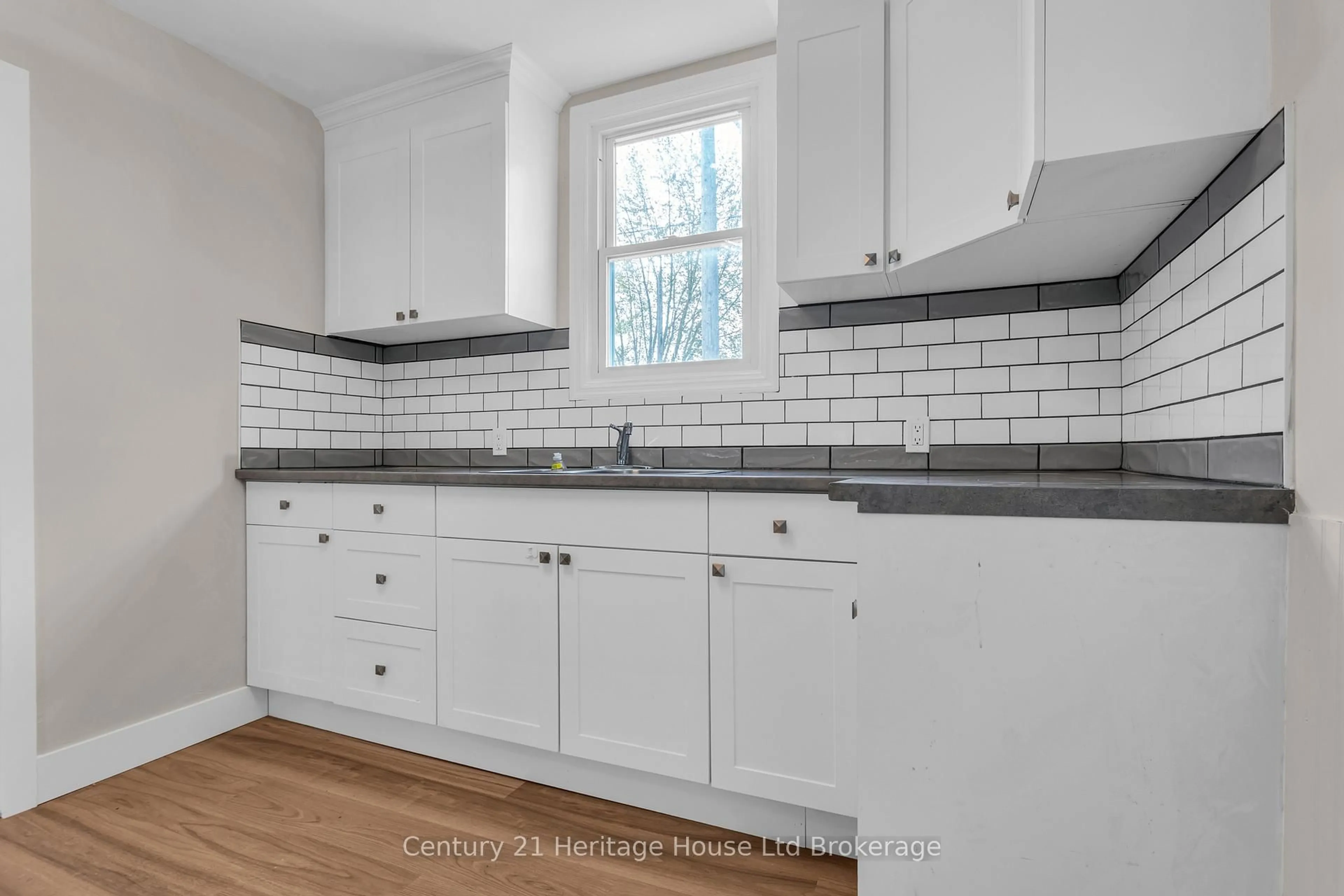 Unknown for 1098 Frances St, London East Ontario N5W 2L7